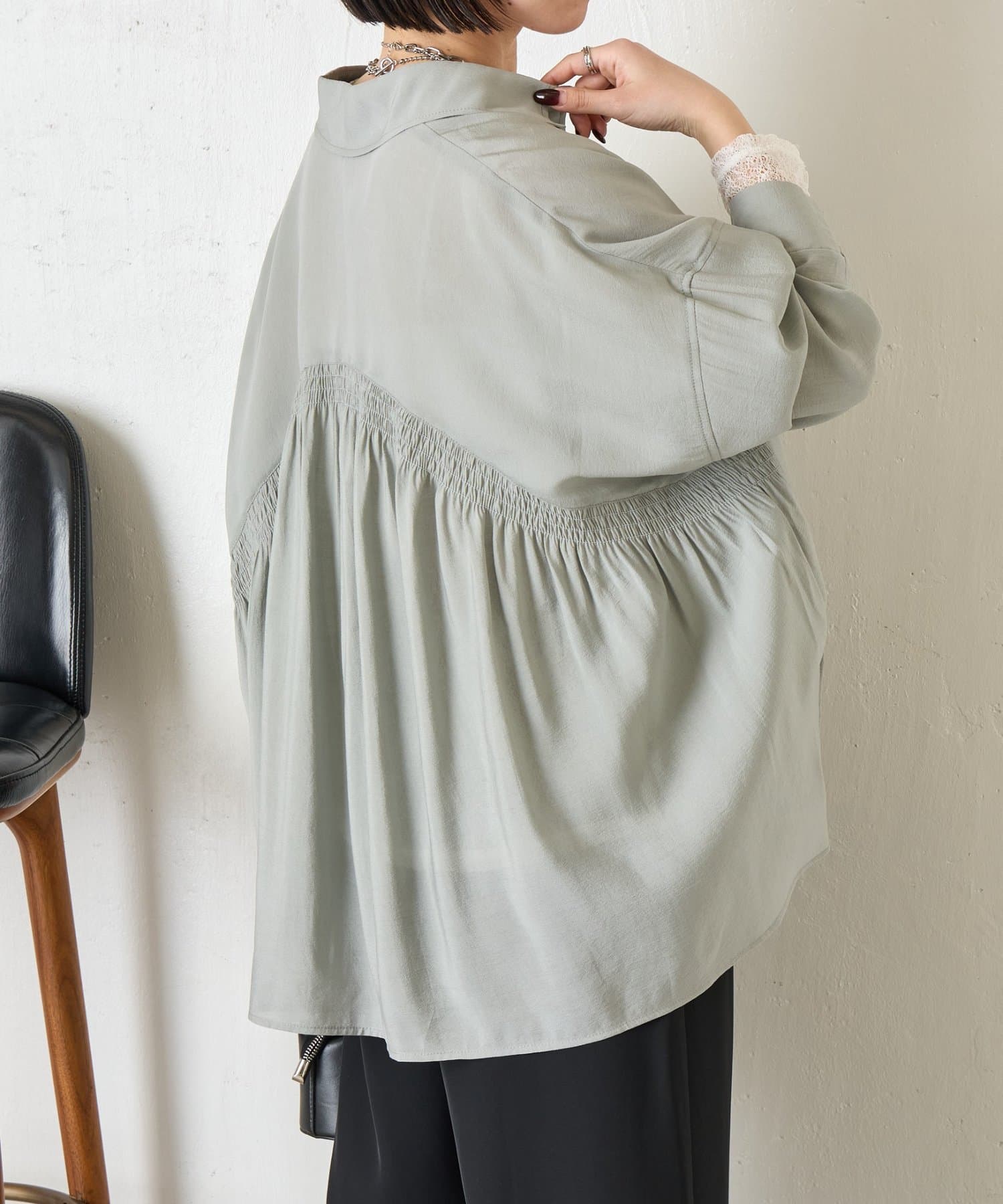 Jena　espace merveilleux(ジェナ　エスパスメルヴェイユ) 【WEB限定カラー/リバイバル】バックシャーリングシャツ