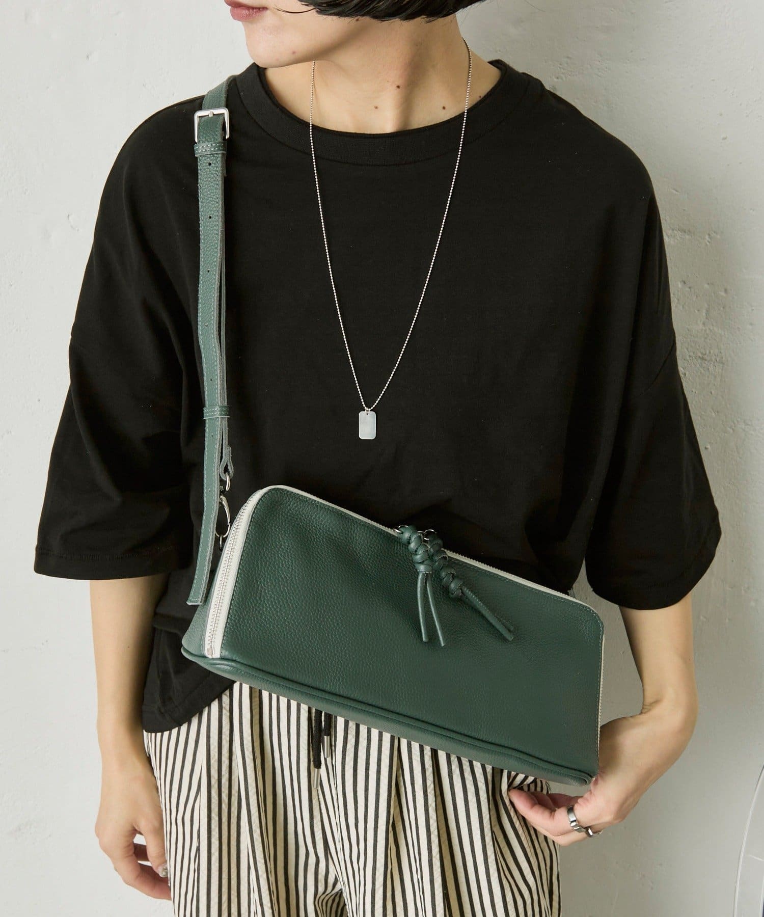 ear PAPILLONNER(イア パピヨネ) トライアングルショルダーバッグ《本革》