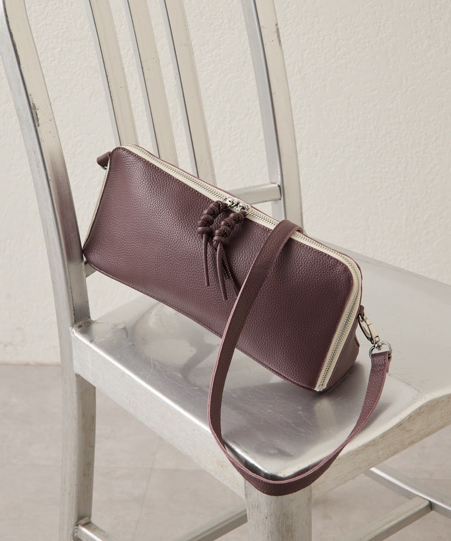 ear PAPILLONNER(イア パピヨネ) トライアングルショルダーバッグ《本革》