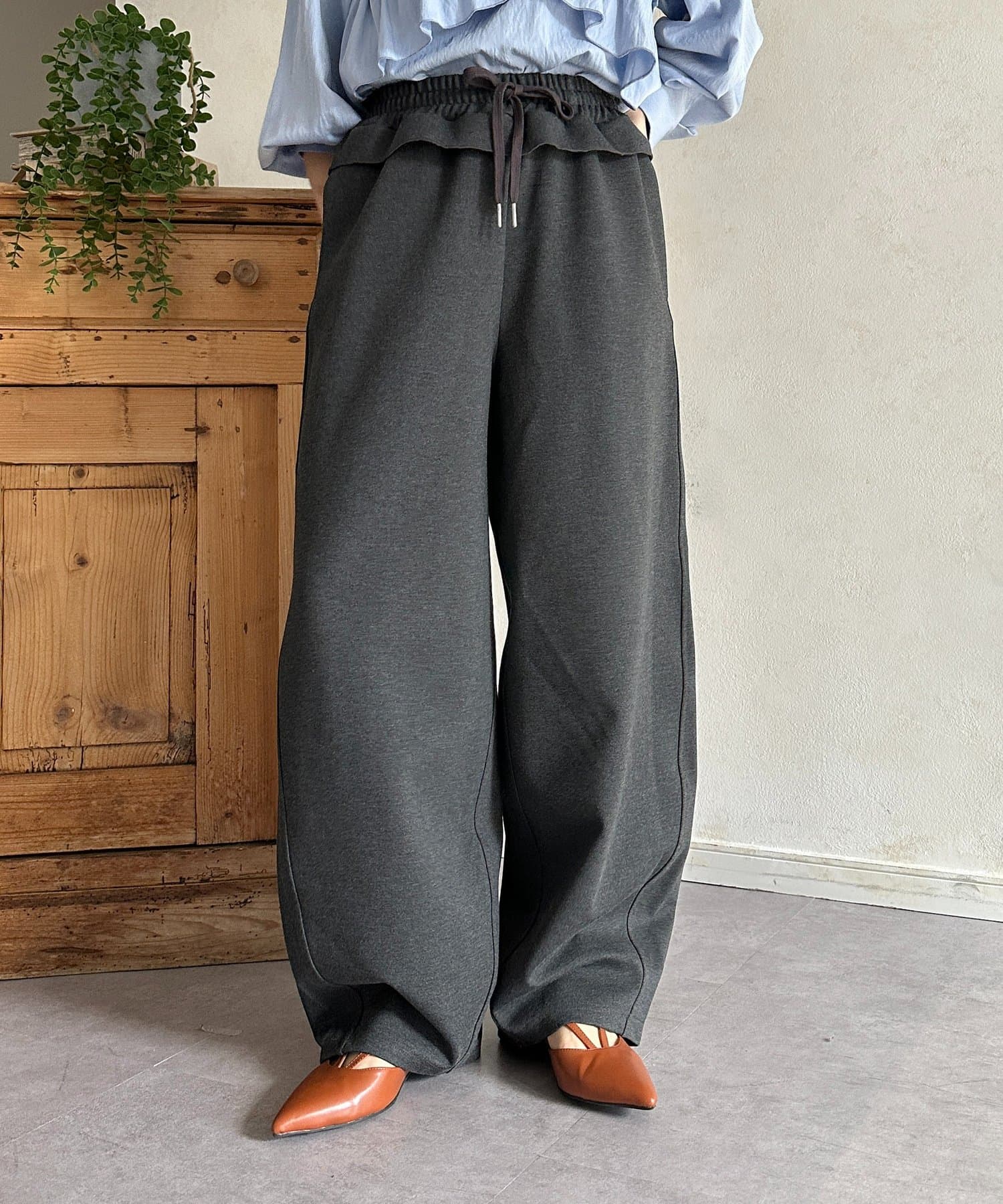 Thevon.(ゼヴォン) ウエストフリルカーブパンツ