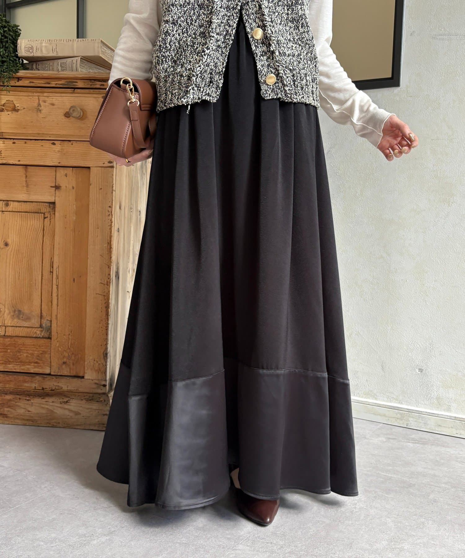 Thevon.(ゼヴォン) 裾切替マットサテンギャザーフレアスカート