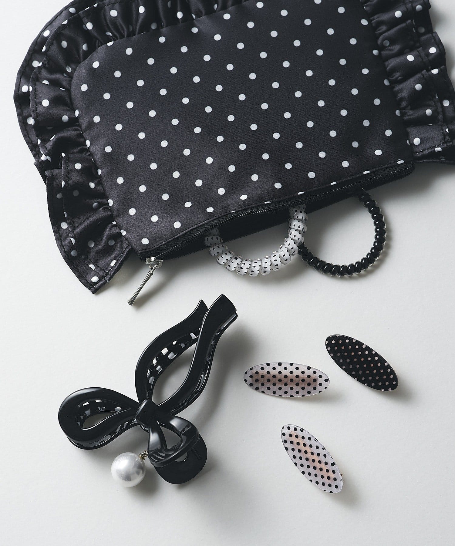 3COINS(スリーコインズ) ドットダブルフリルポーチ