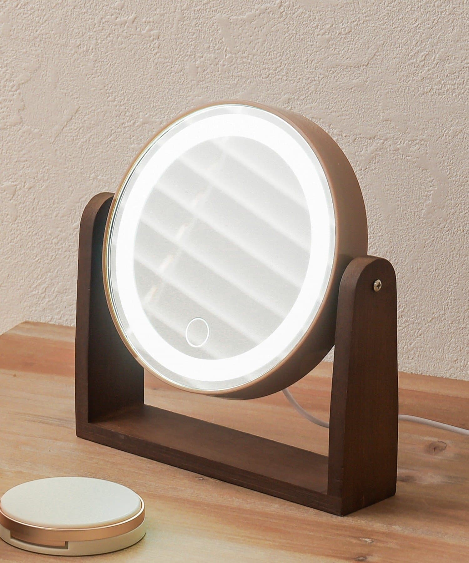 3COINS(スリーコインズ) 《電池式・USB給電》ウッド調LEDライト付きミラー／and us