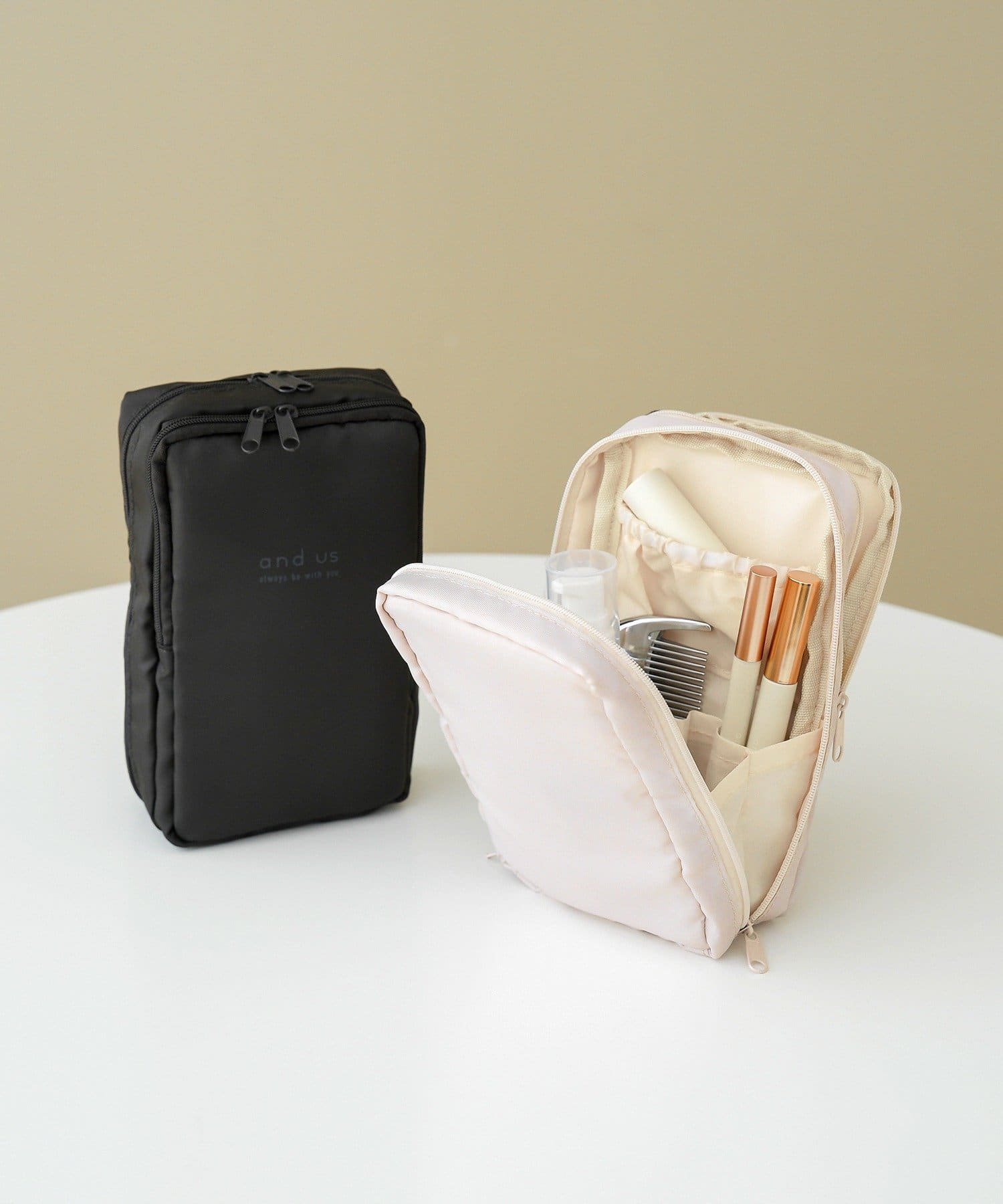 3COINS(スリーコインズ) 自立する縦型ポーチ／and us