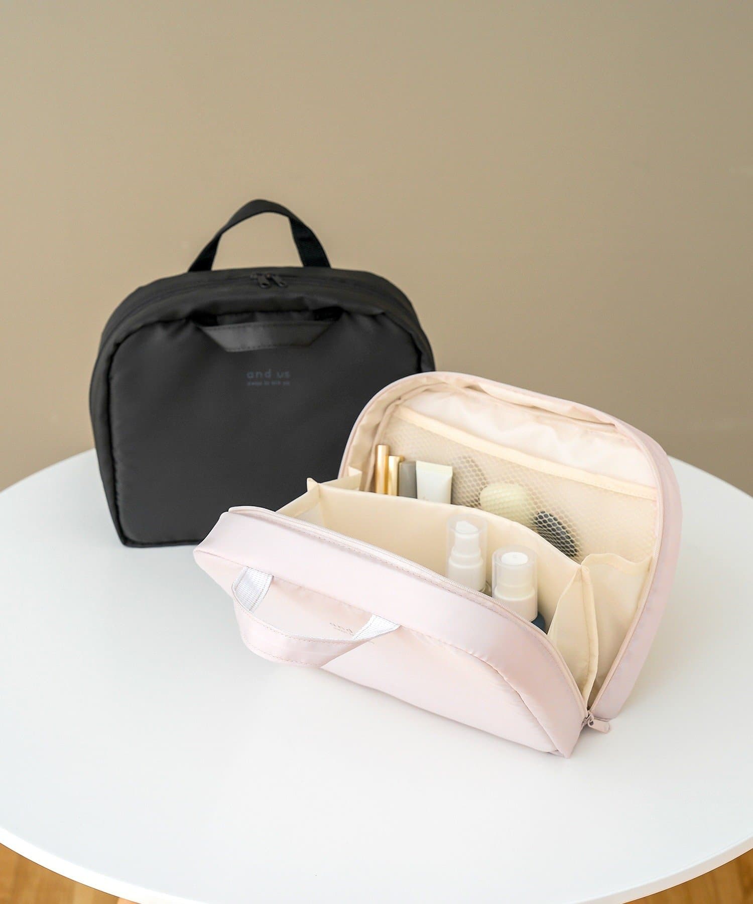 3COINS(スリーコインズ) 大容量スリムポーチ／and us