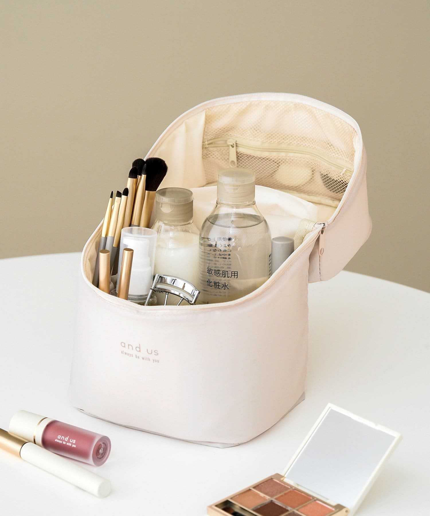 3COINS(スリーコインズ) 縦型バニティポーチ／and us