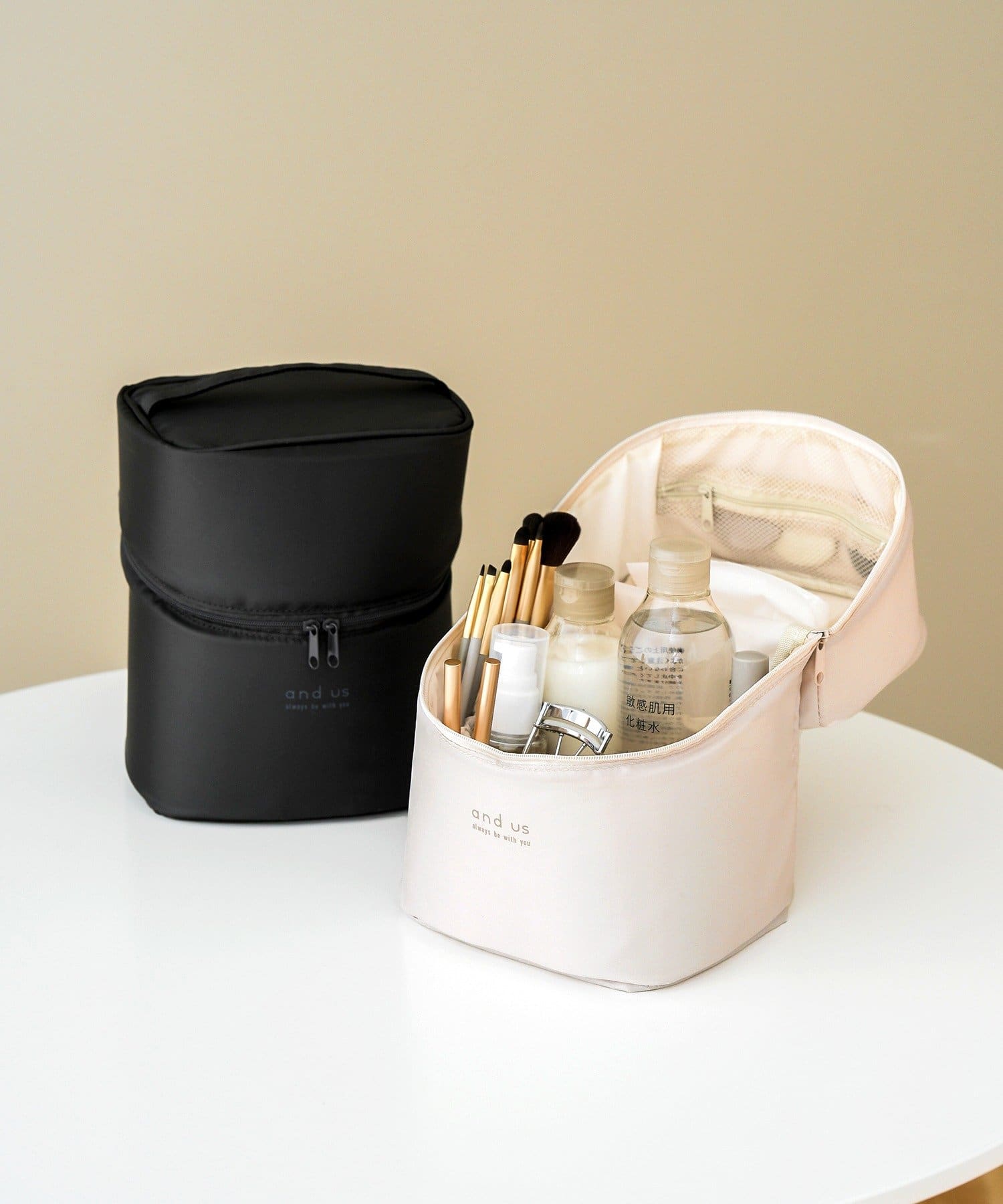 3COINS(スリーコインズ) 縦型バニティポーチ／and us