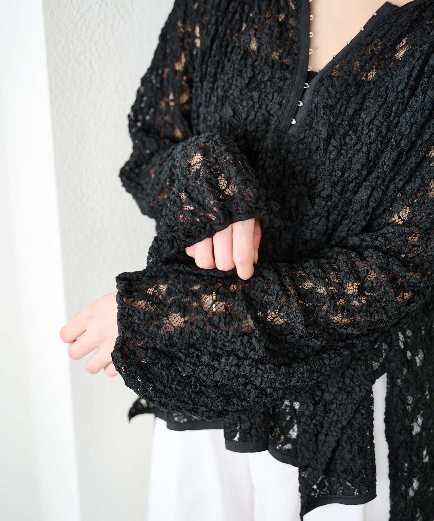 SHENERY(シーナリー) サイドスリットレースブラウス