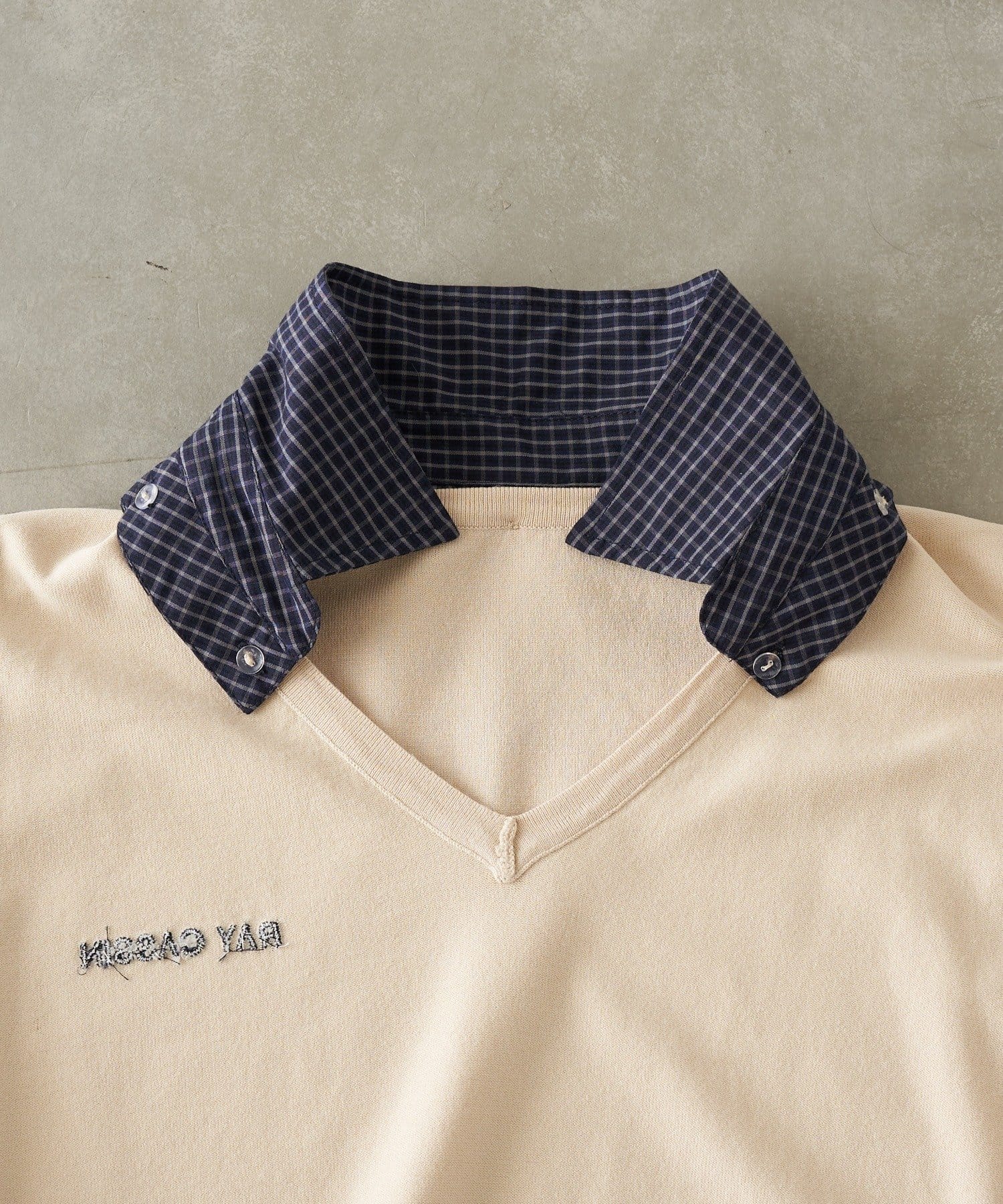 RAY CASSIN(レイカズン) 襟付V胸刺繍ニット