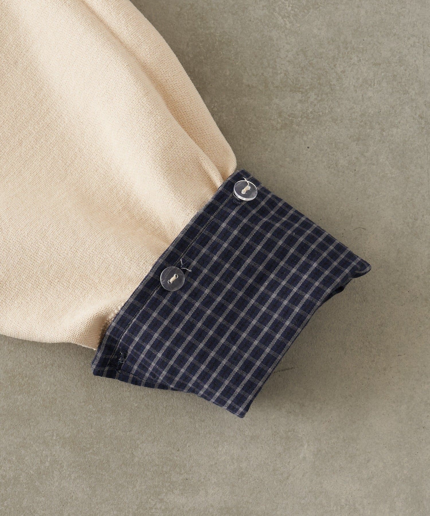 RAY CASSIN(レイカズン) 襟付V胸刺繍ニット