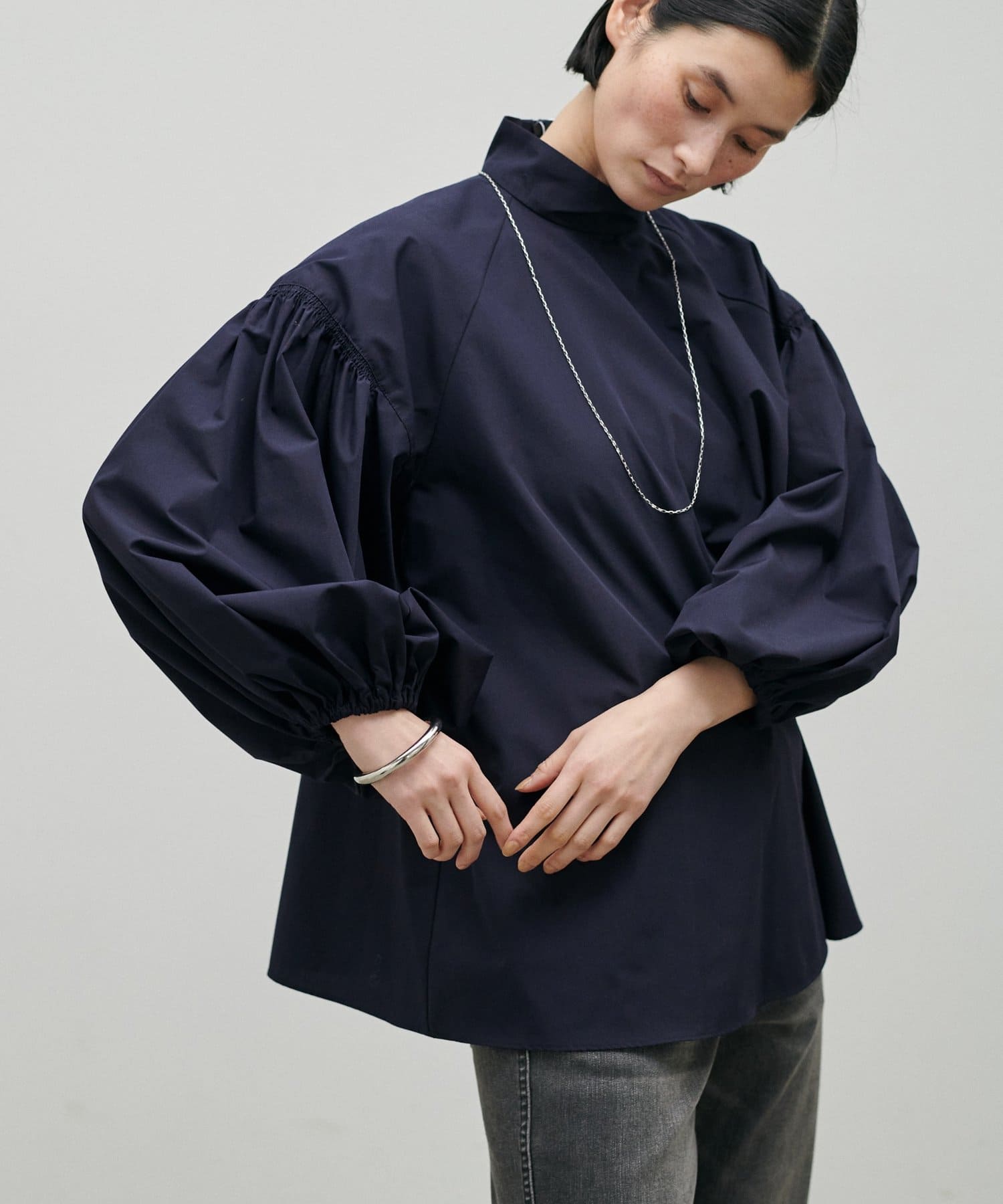 LARUTA(ラルータ) セレモニー対応可／ギャザースリーブ前後2WAYブラウス