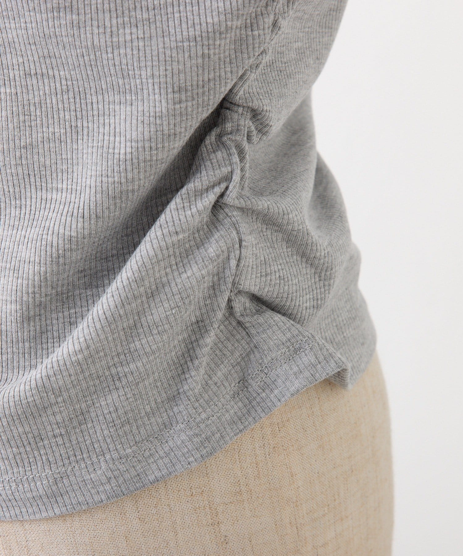 one after another NICE CLAUP(ワンアフターアナザー ナイスクラップ) プレート付きフロントギャザートップ