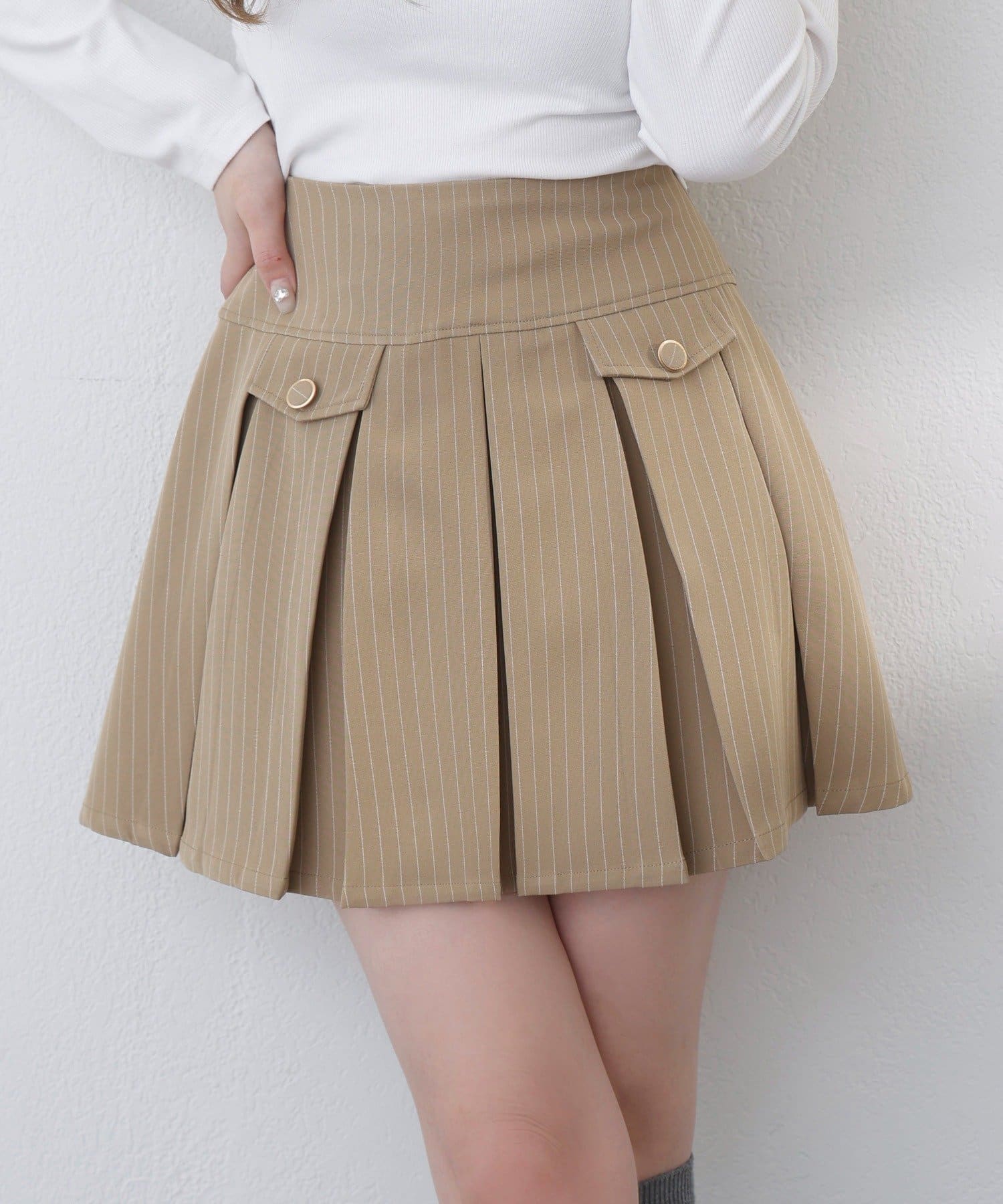 one after another NICE CLAUP(ワンアフターアナザー ナイスクラップ) 金ボタンボックスプリーツミニスカート