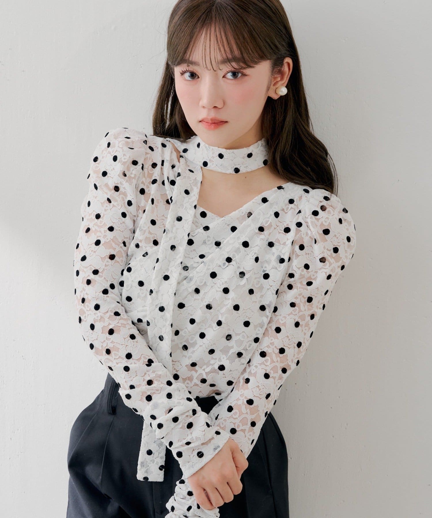 Chico(チコ) 3/12(木)0:00販売開始【SALON by Chico】チョーカー付きフロッキードットレーストップス