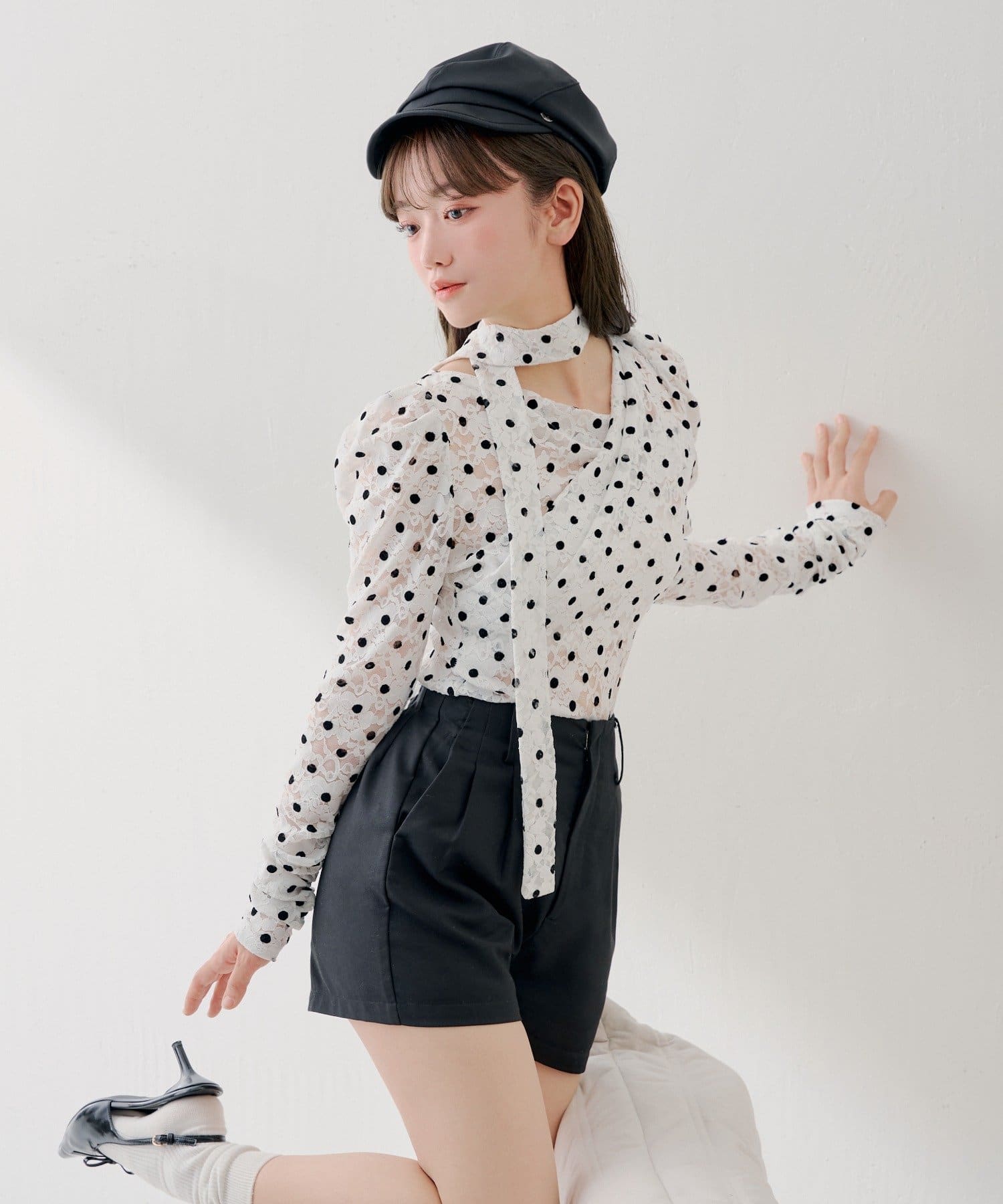 Chico(チコ) ＼4/2(木)12時再販売決定／【SALON by Chico】チョーカー付きフロッキードットレーストップス