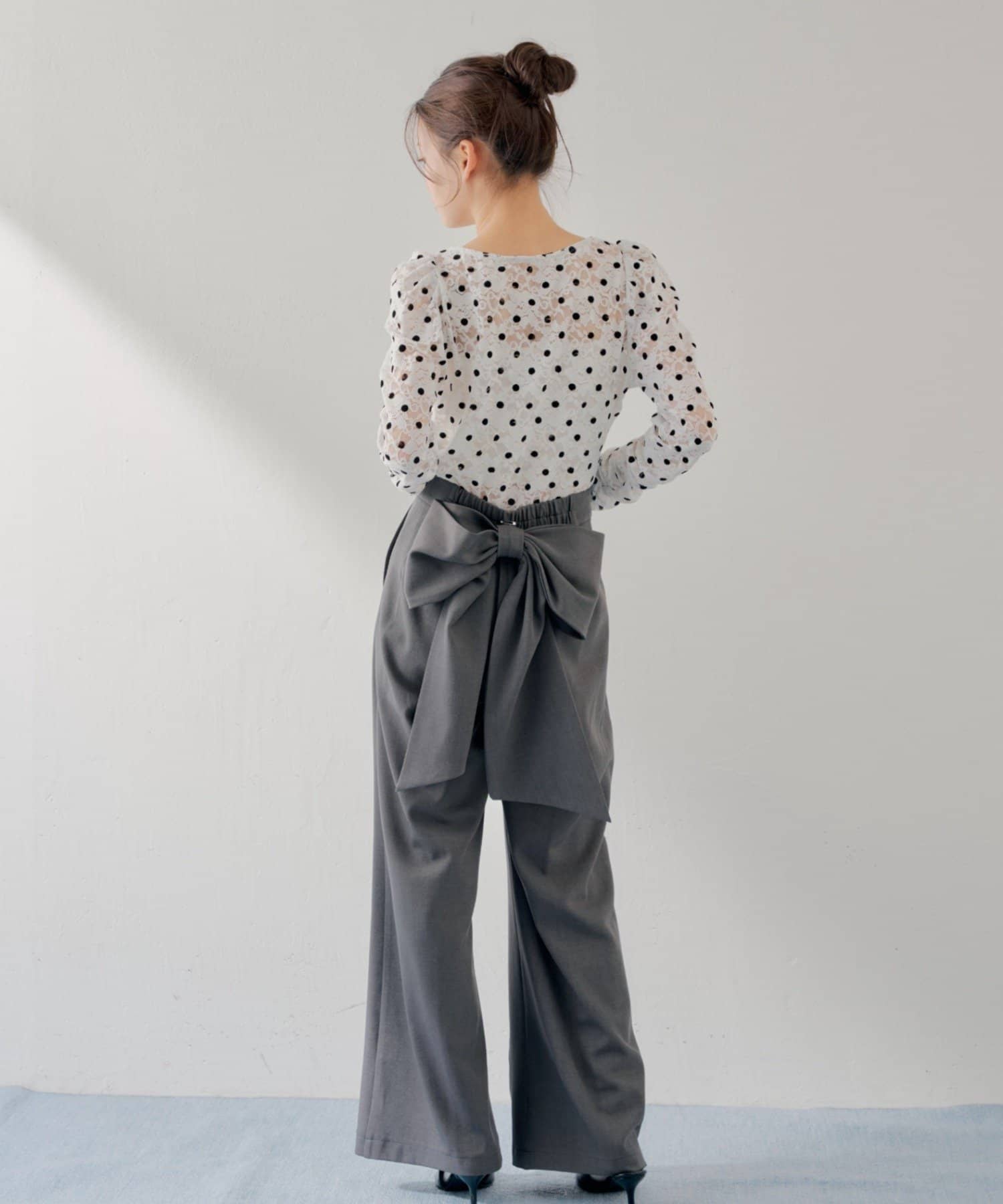 Chico(チコ) ＼4/2(木)12時再販売決定／【SALON by Chico】チョーカー付きフロッキードットレーストップス