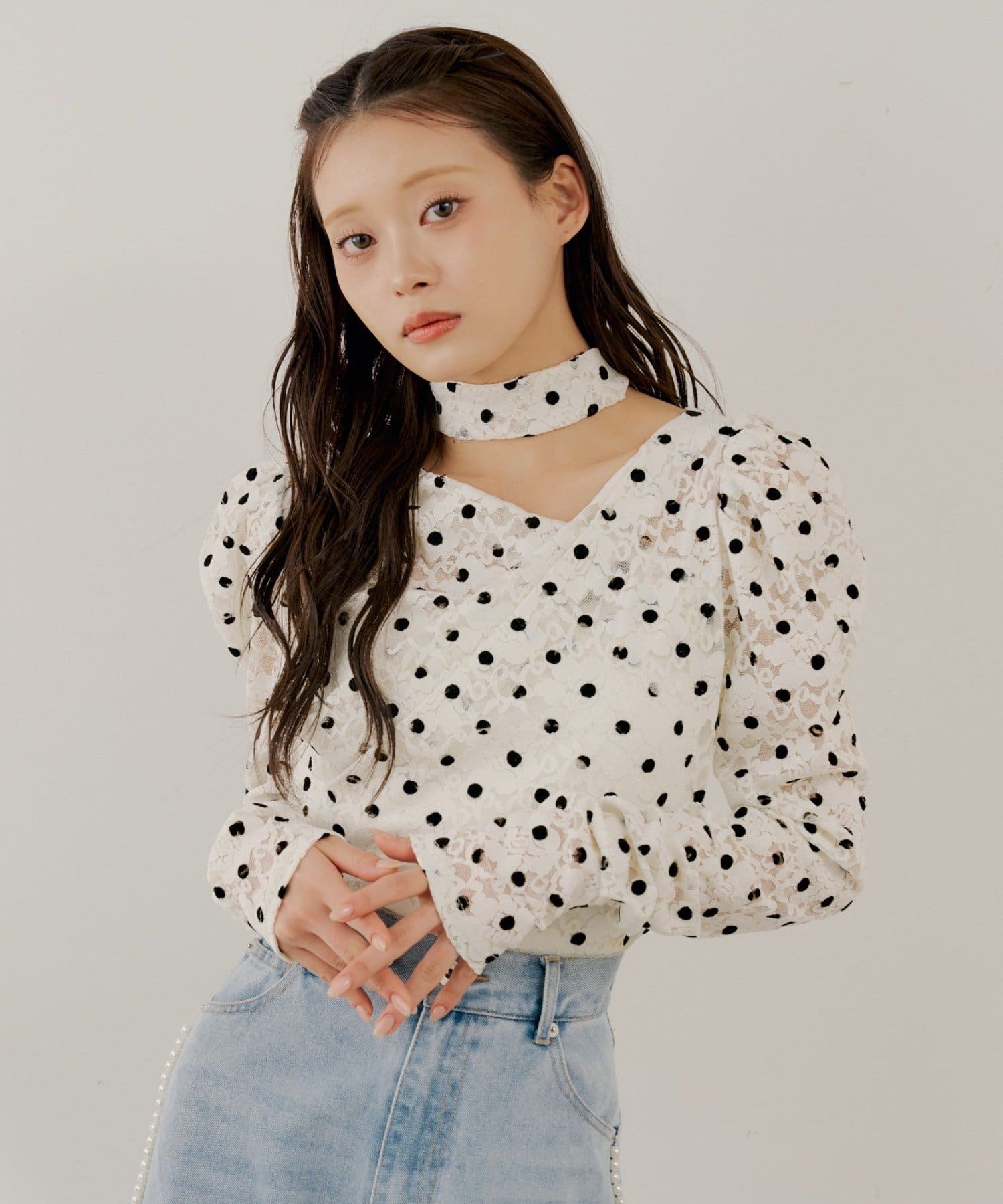 Chico(チコ) 3/12(木)0:00販売開始【SALON by Chico】チョーカー付きフロッキードットレーストップス