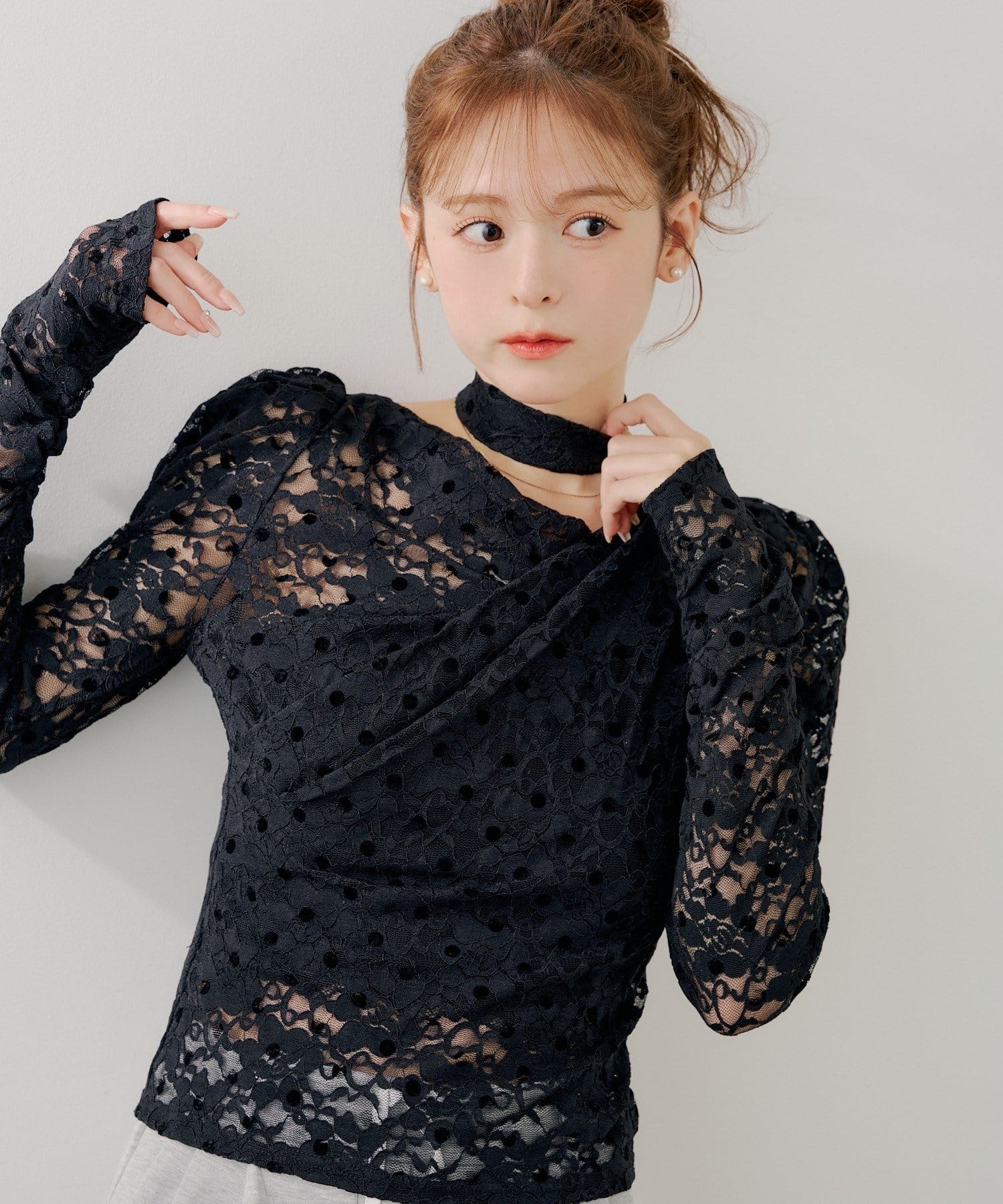 Chico(チコ) 3/12(木)0:00販売開始【SALON by Chico】チョーカー付きフロッキードットレーストップス