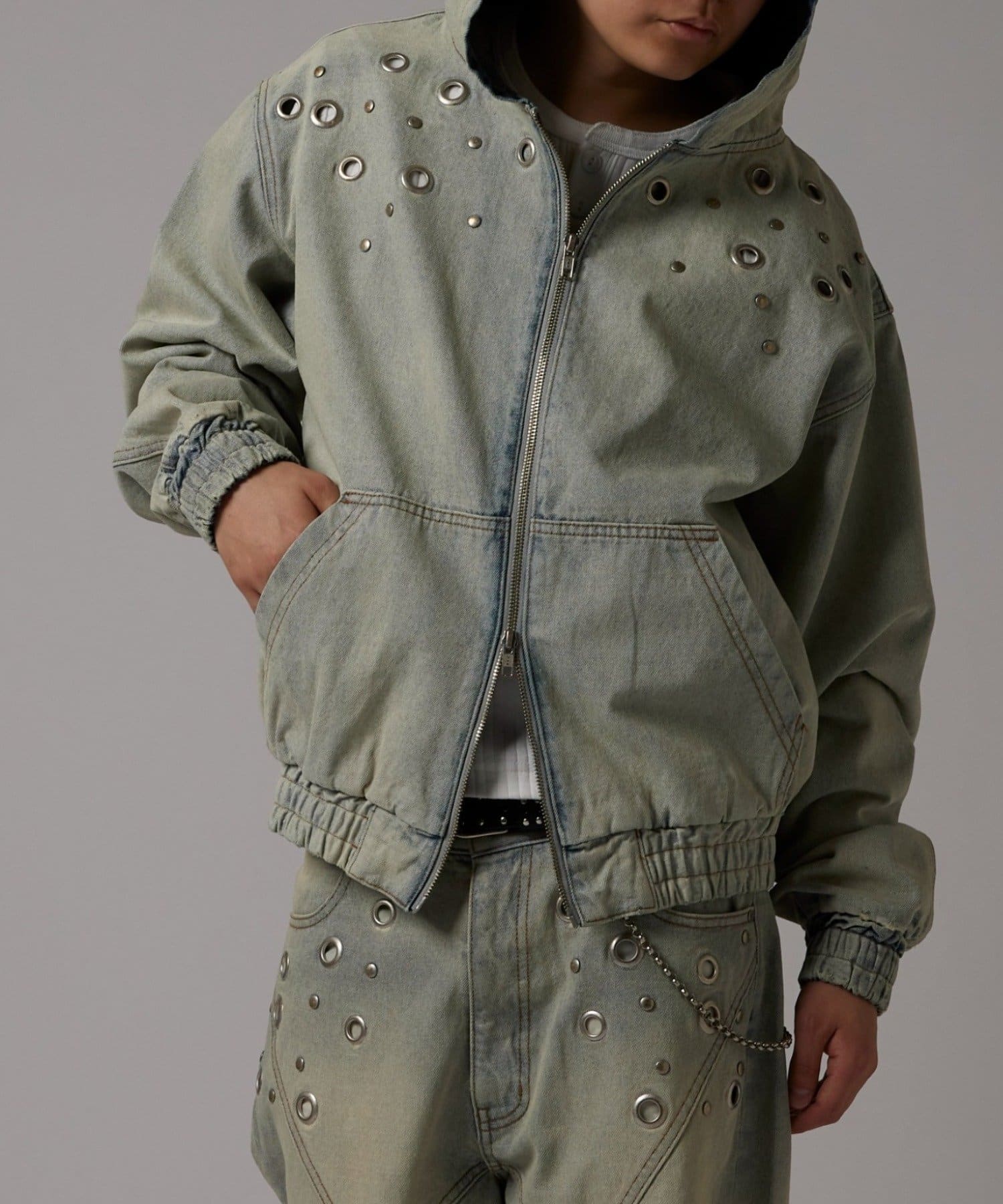 WHO’S WHO gallery(フーズフーギャラリー) アイレットスタッズデニムフードブルゾン