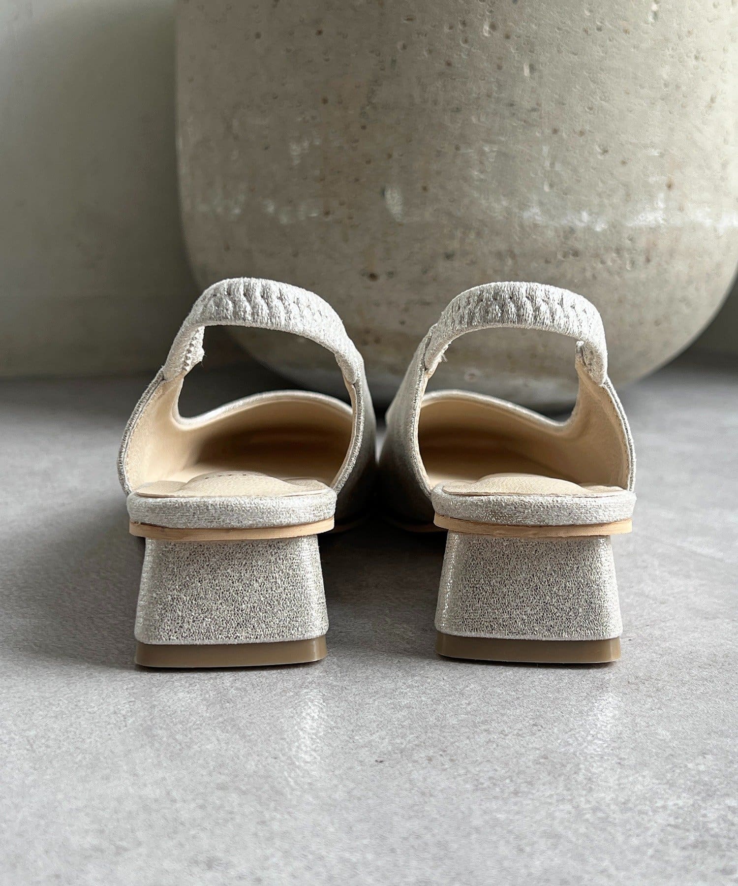 un dix cors(アンディコール) バックバンドスクエアパンプス