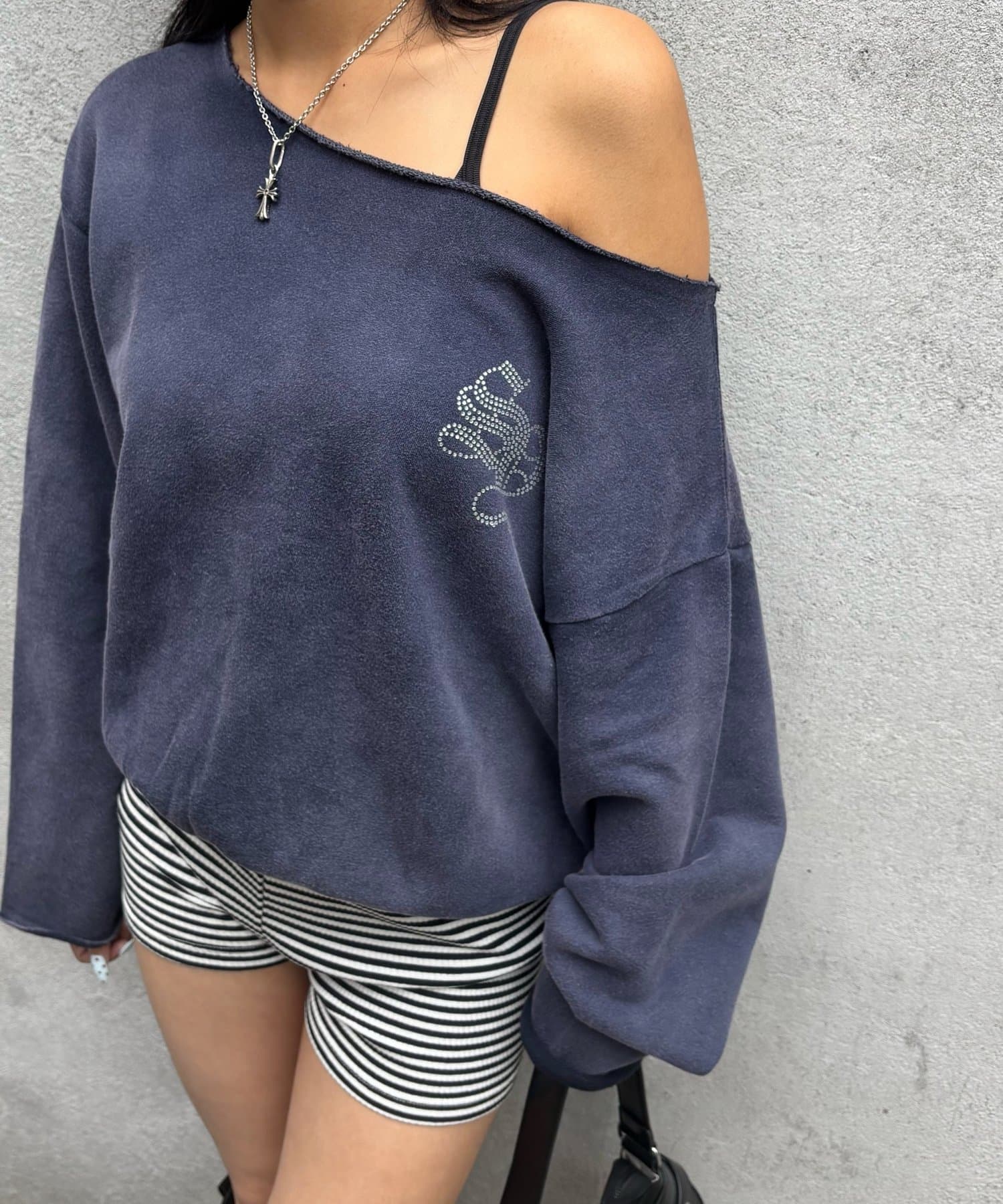 OUTLET(アウトレット) 【WHO'S WHO gallery】ラインストーンオフショルスウェット