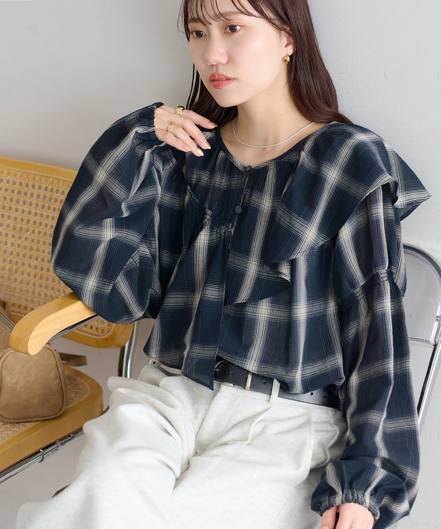 DISCOAT(ディスコート) シアーチェックアシメフリルブラウス