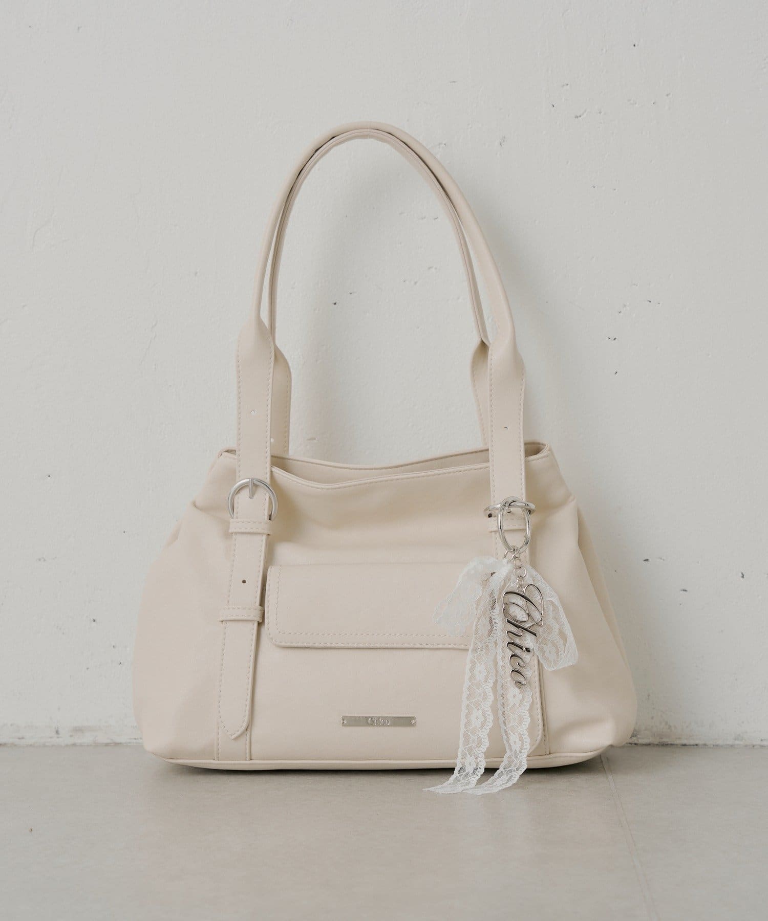 Chico(チコ) チャーム付き横長ベルトハンドルバッグ