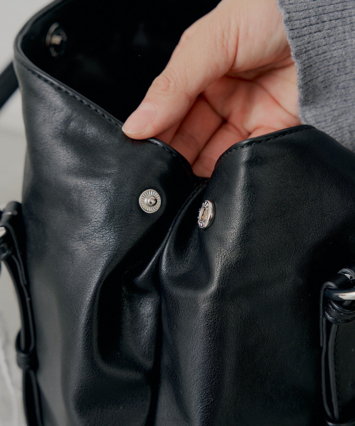 Chico(チコ) チャーム付き横長ベルトハンドルバッグ