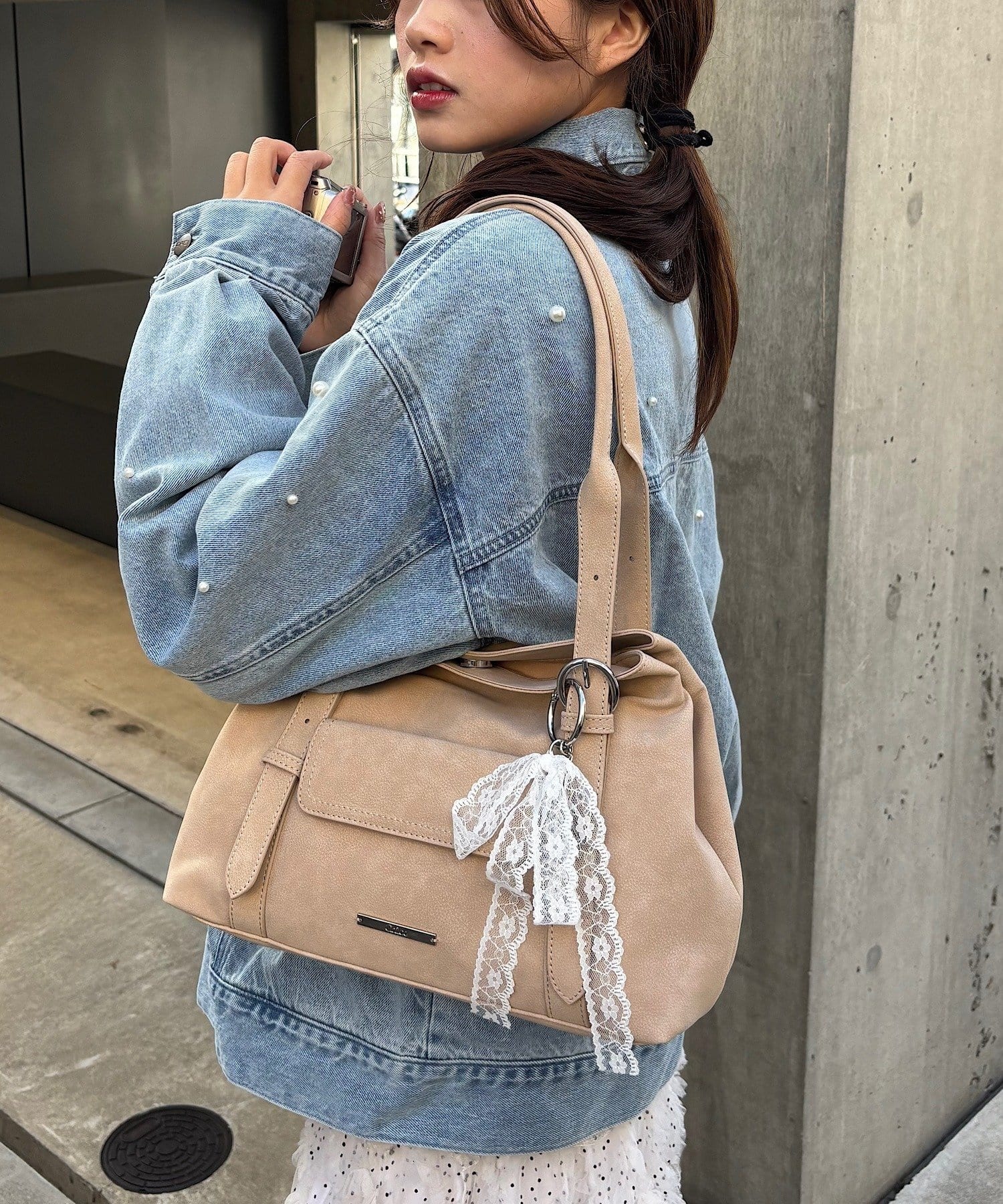 Chico(チコ) チャーム付き横長ベルトハンドルバッグ