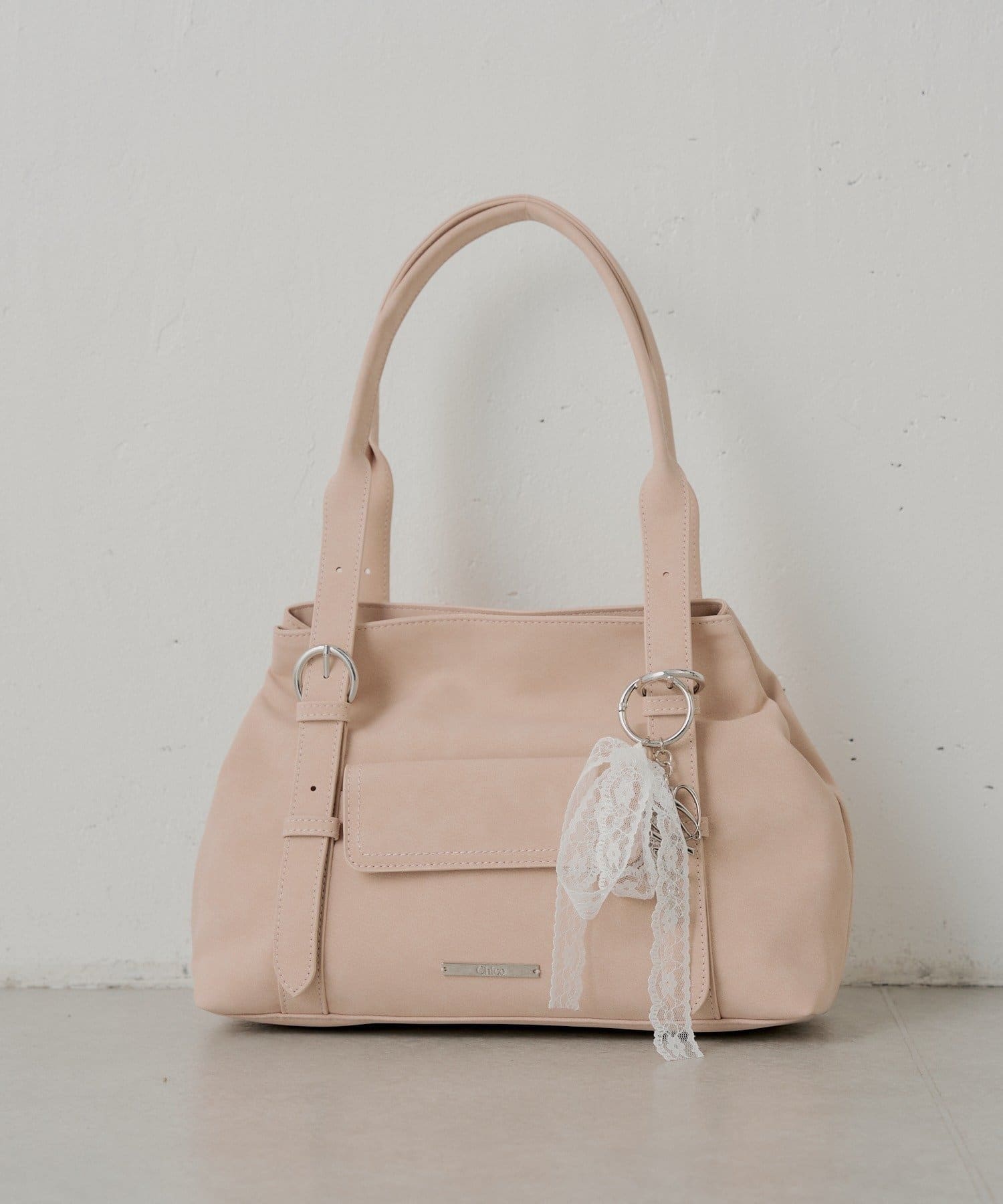 Chico(チコ) チャーム付き横長ベルトハンドルバッグ