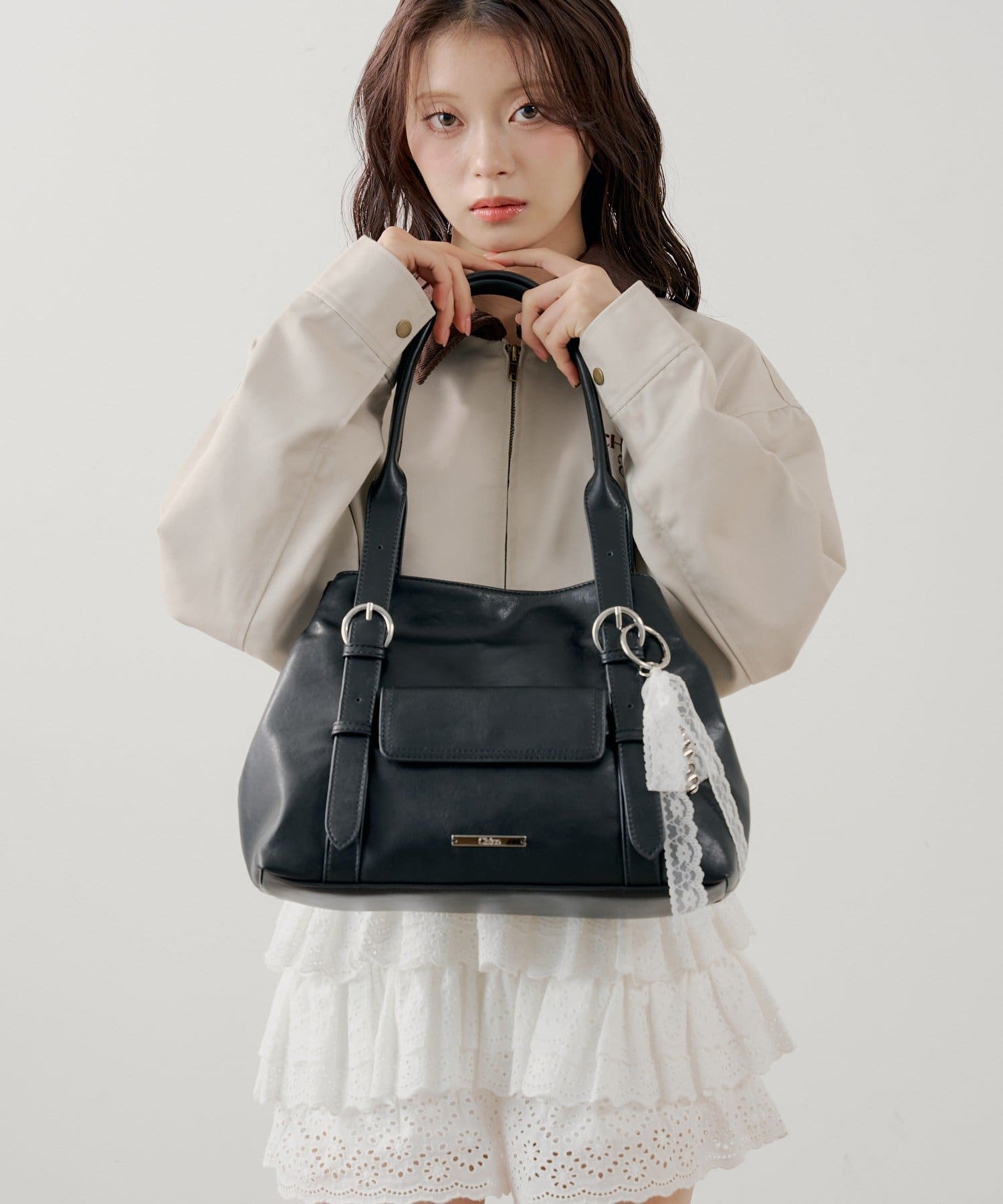 Chico(チコ) チャーム付き横長ベルトハンドルバッグ