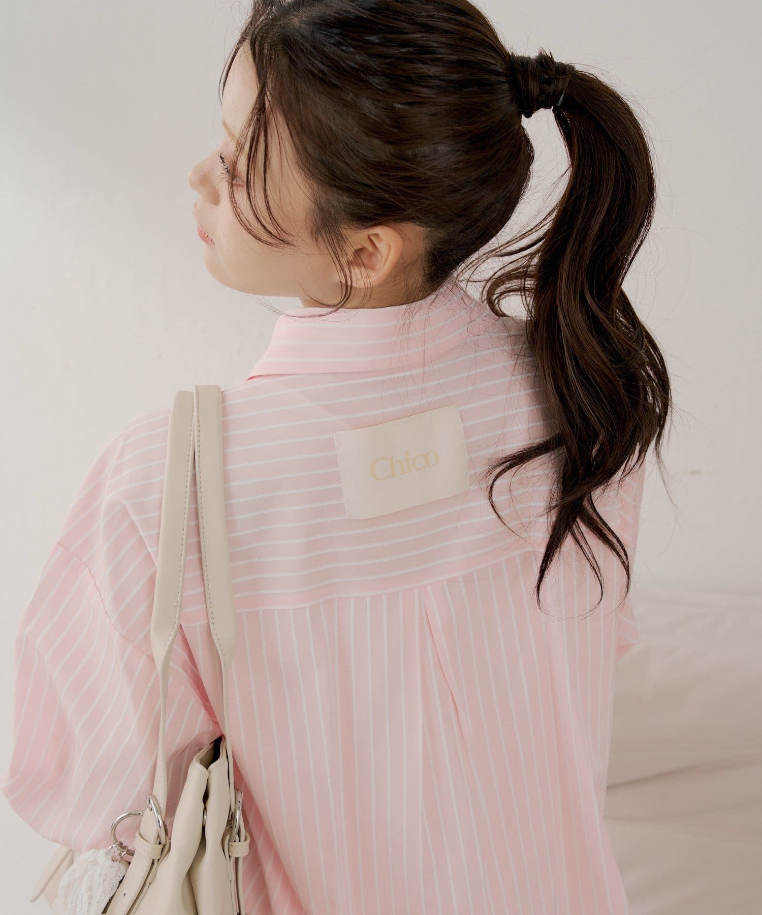 Chico(チコ) 【3/12(木) 0:00～予約開始】バックネーム付きルーズシャツ