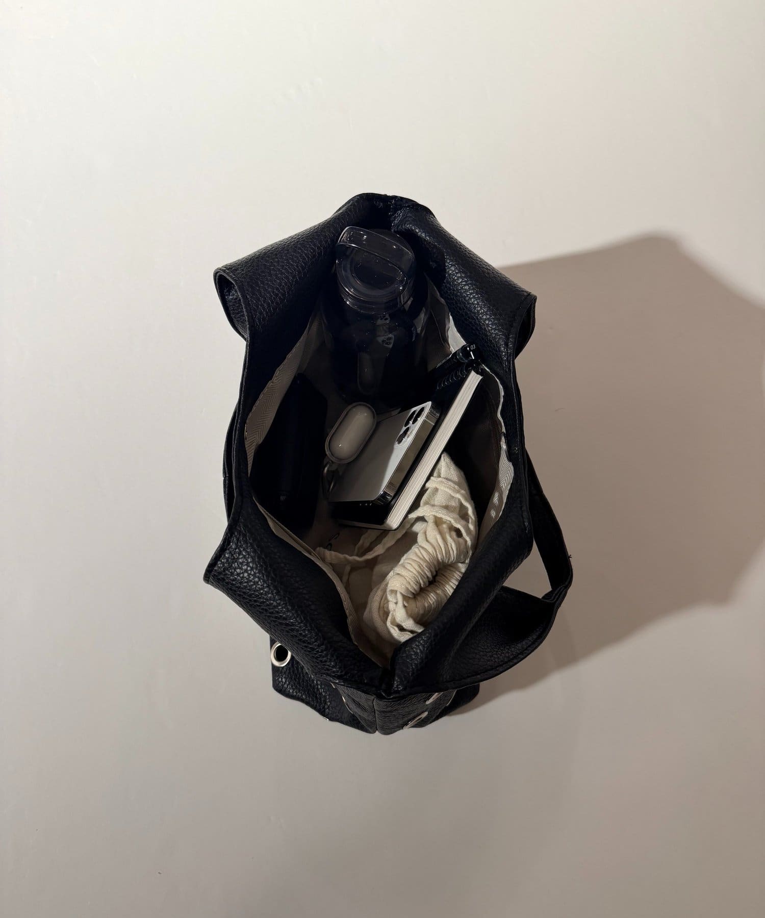 WHO’S WHO gallery(フーズフーギャラリー) アイレットPUショルダーバッグ