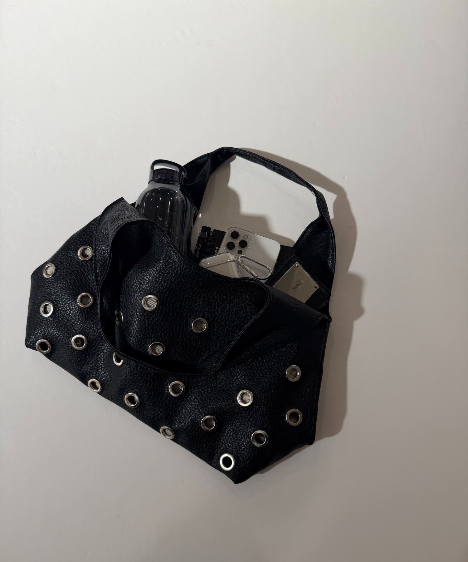 WHO’S WHO gallery(フーズフーギャラリー) アイレットPUショルダーバッグ