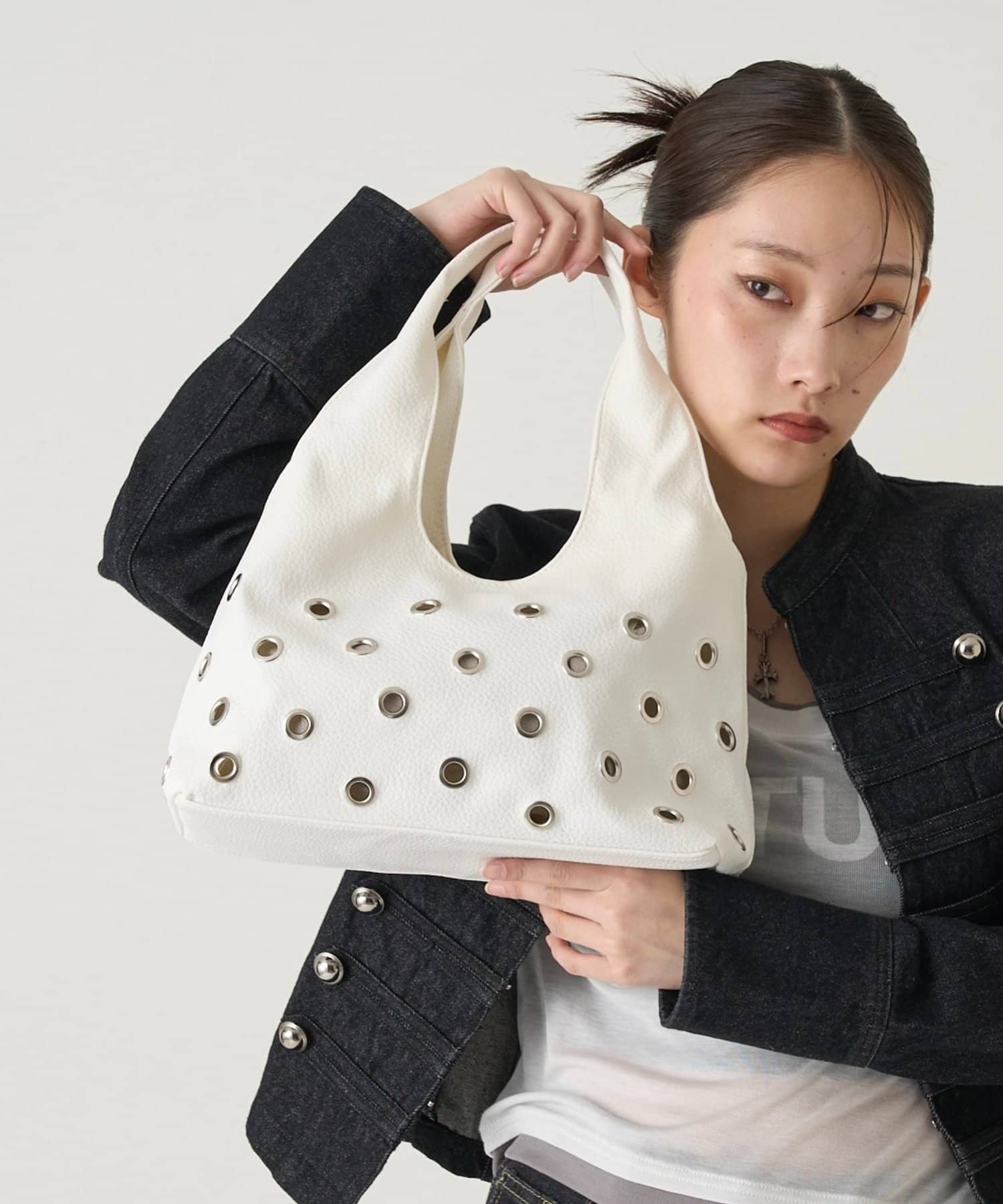 WHO’S WHO gallery(フーズフーギャラリー) EYLET PU SHOULDER BAG