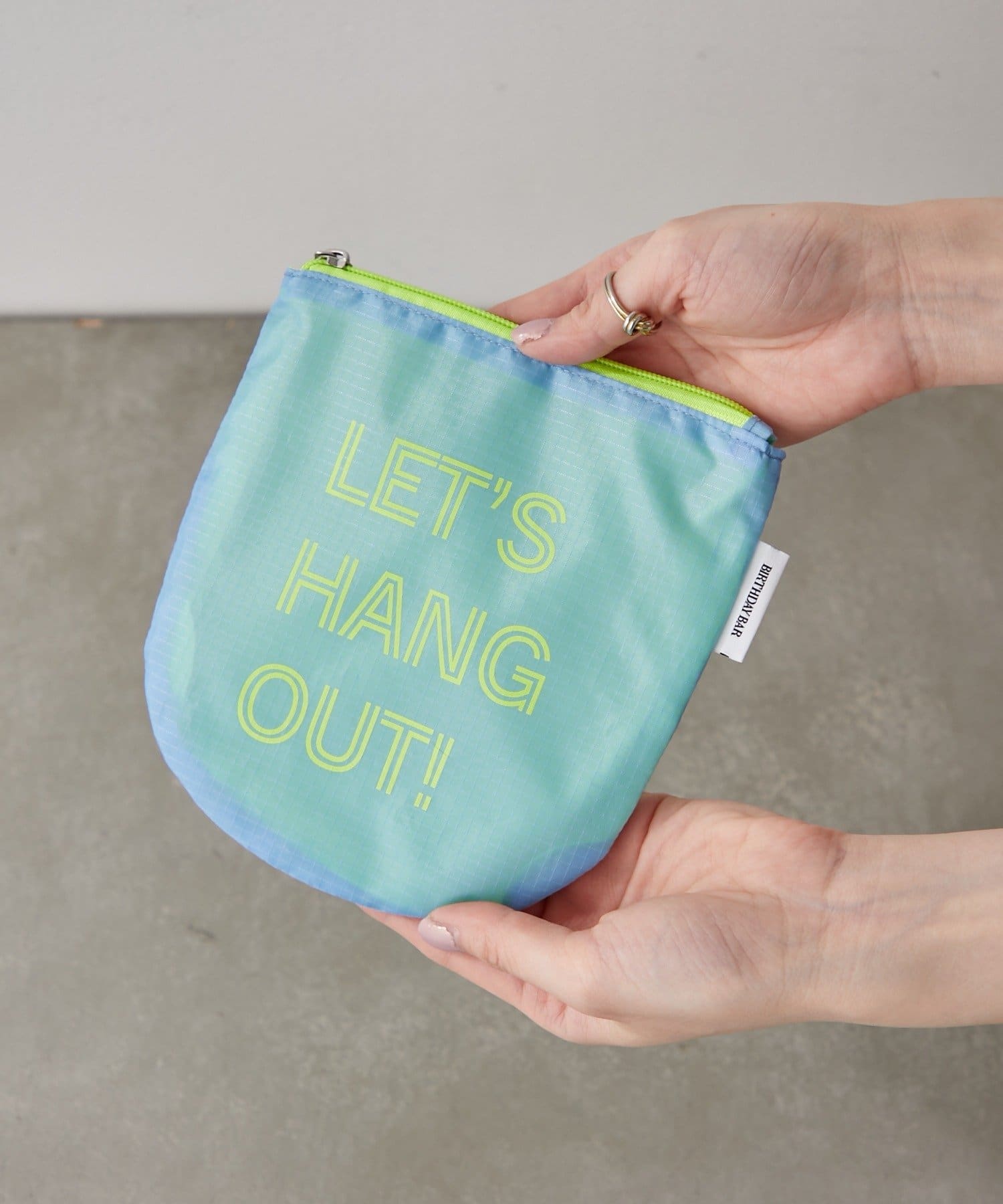 BIRTHDAY BAR(バースデイバー) ナイロンロゴフラットポーチ