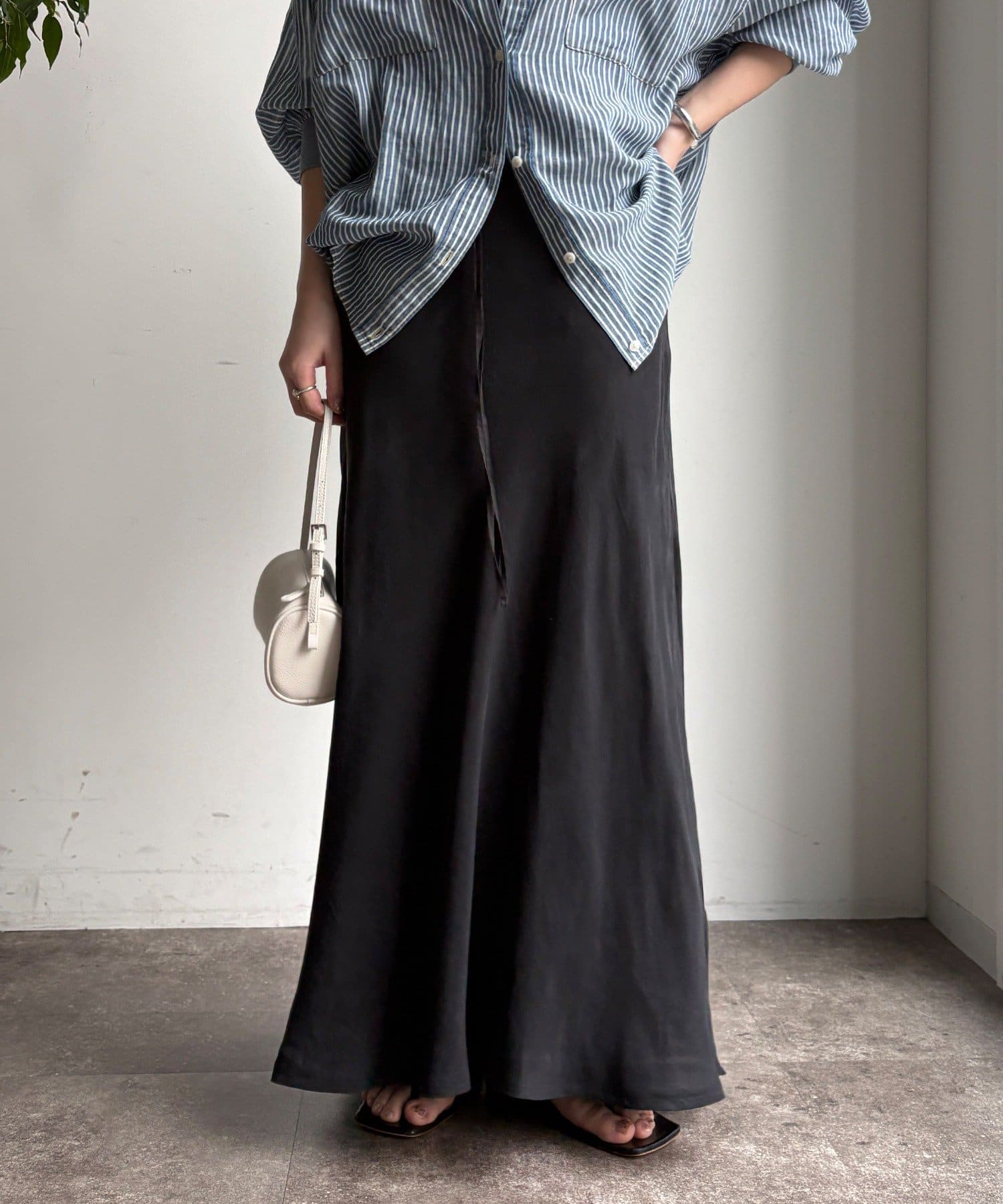 DOUDOU(ドゥドゥ) ベルト付キュプラ混サテンスカート