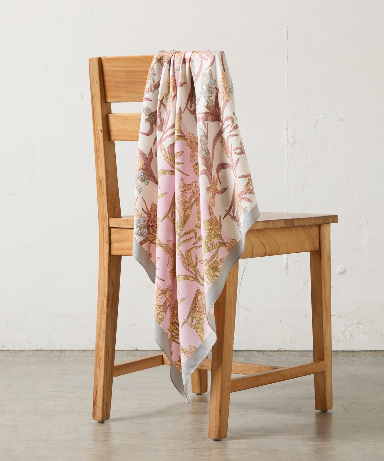 COLONY 2139(コロニー トゥーワンスリーナイン) ラインアート花柄大判スカーフ90×90