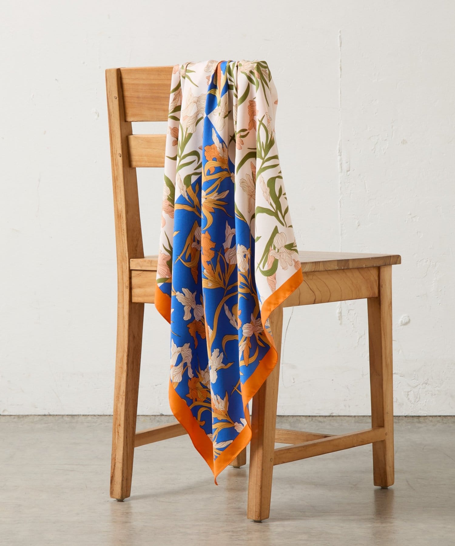 COLONY 2139(コロニー トゥーワンスリーナイン) ラインアート花柄大判スカーフ90×90