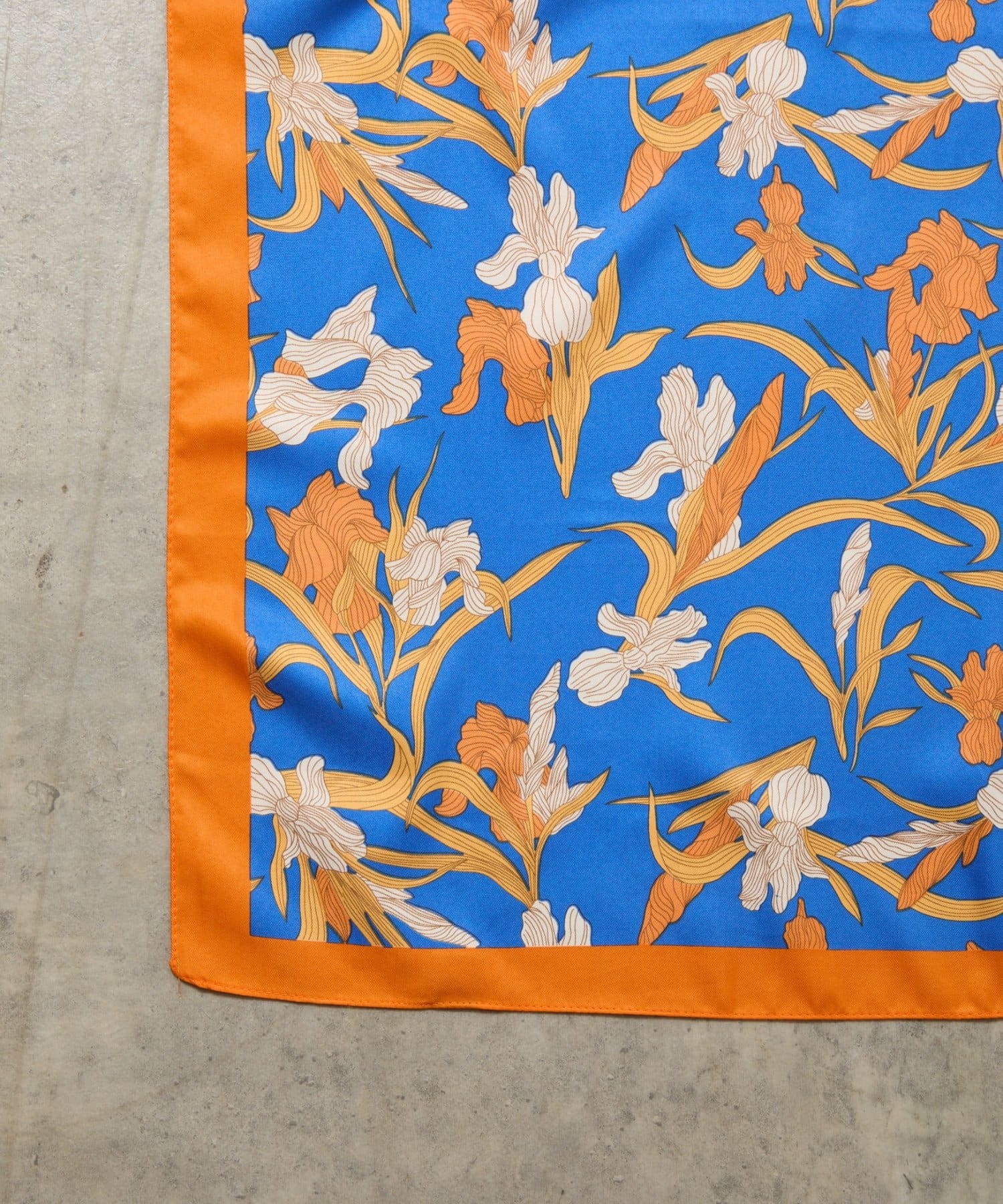 COLONY 2139(コロニー トゥーワンスリーナイン) ラインアート花柄大判スカーフ90×90