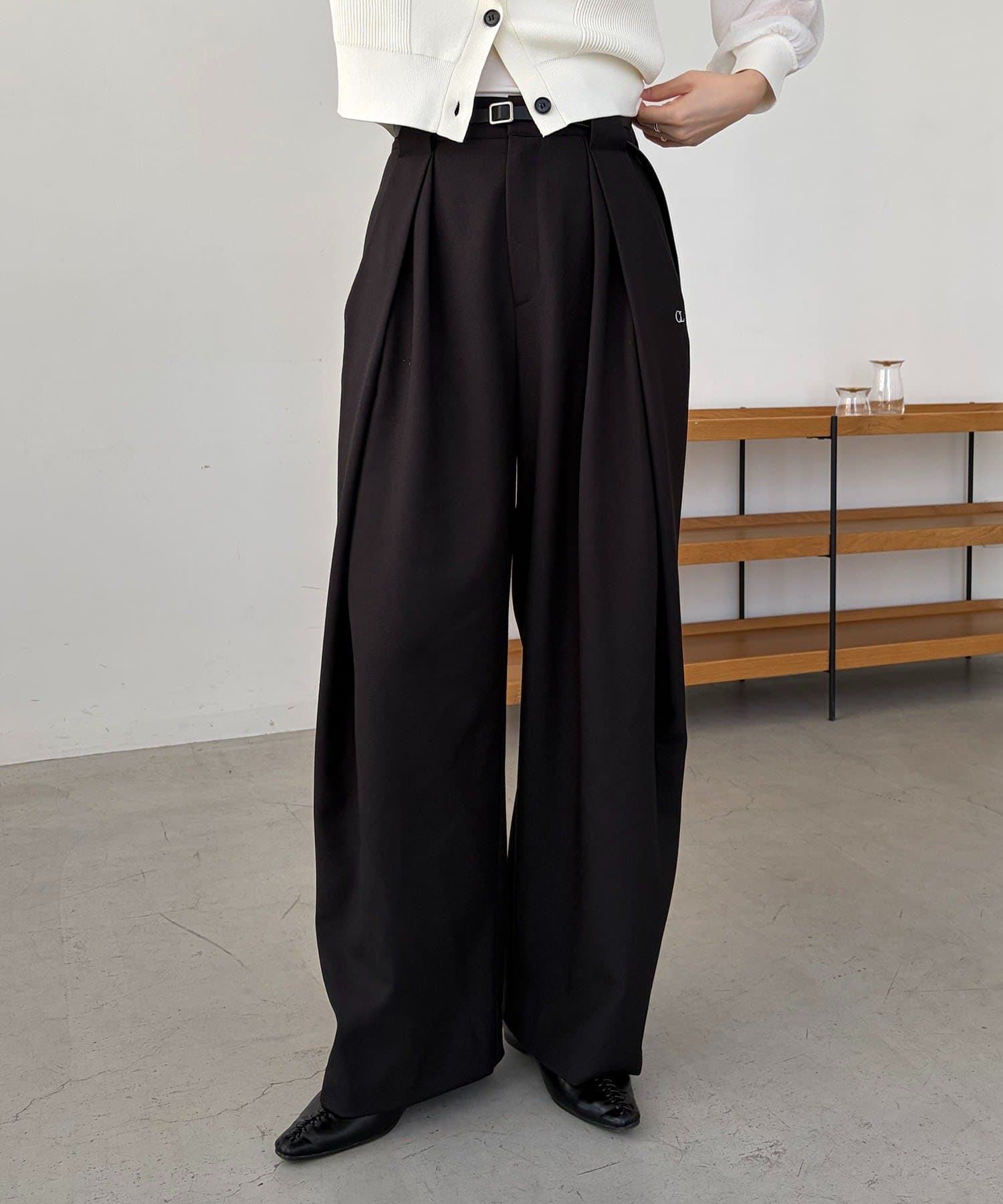 CAPRICIEUX LE'MAGE(カプリシュレマージュ) 〈C.L〉レザーベルト付変形タックパンツ