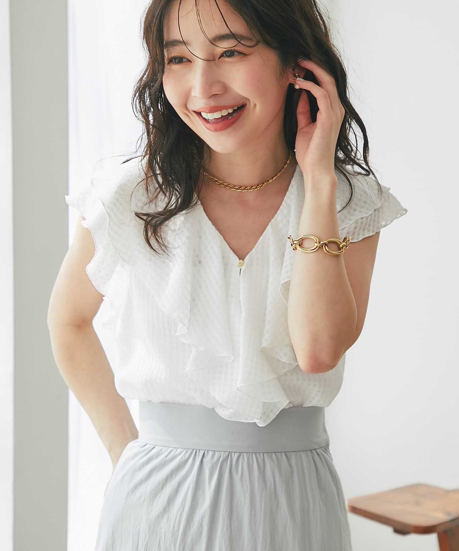 La boutique BonBon(ラブティックボンボン) 【モテ女子の味方】サテンサッカーラッフルブラウス