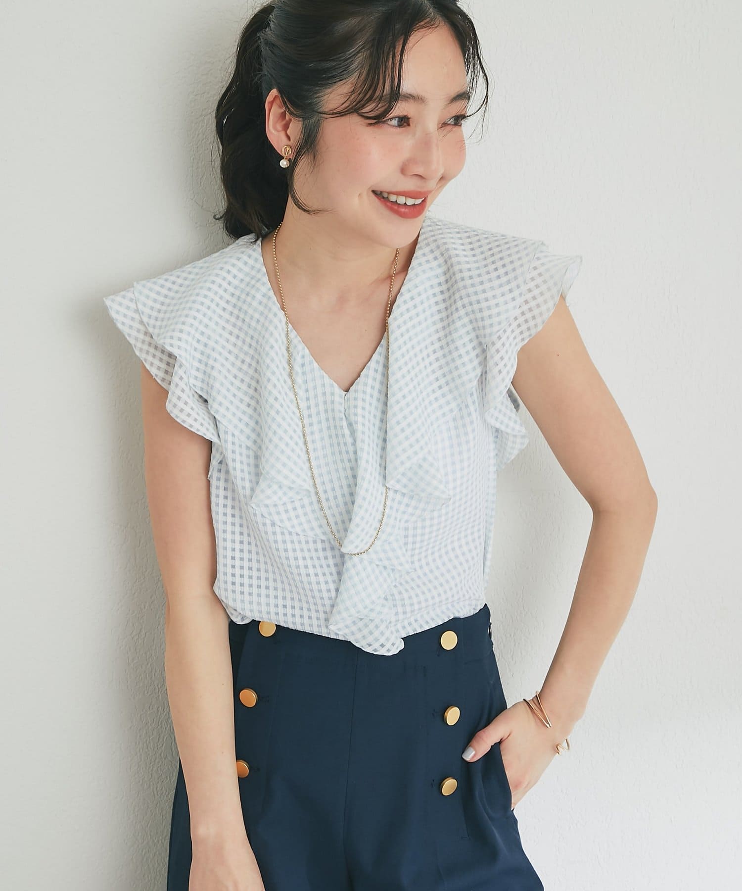 La boutique BonBon(ラブティックボンボン) 【モテ女子の味方】サテンサッカーラッフルブラウス