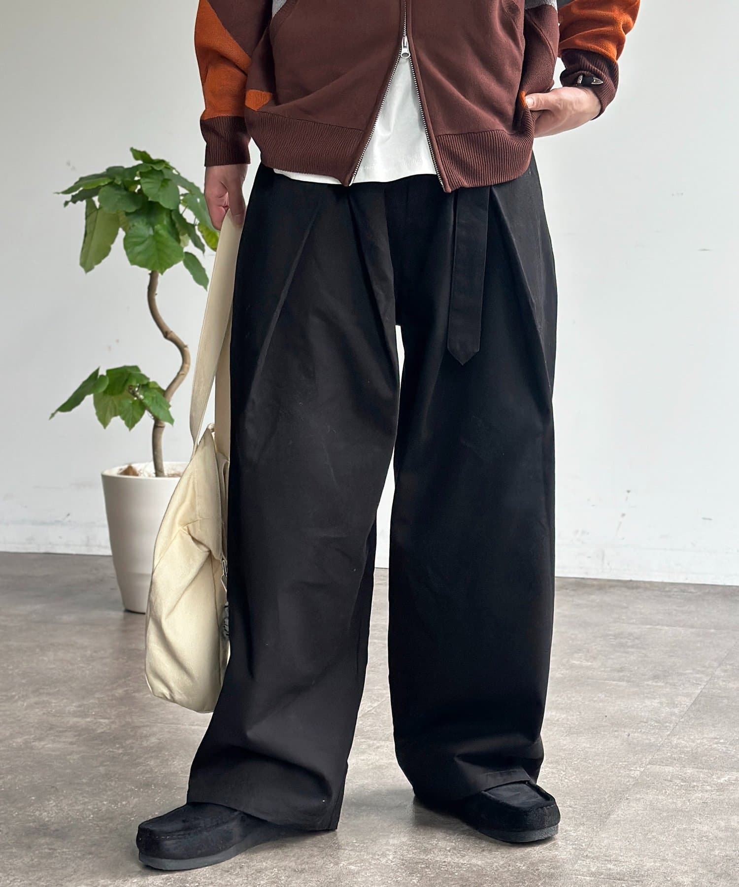 CPCM(シーピーシーエム) クロスタックベルト付きチノパンツ