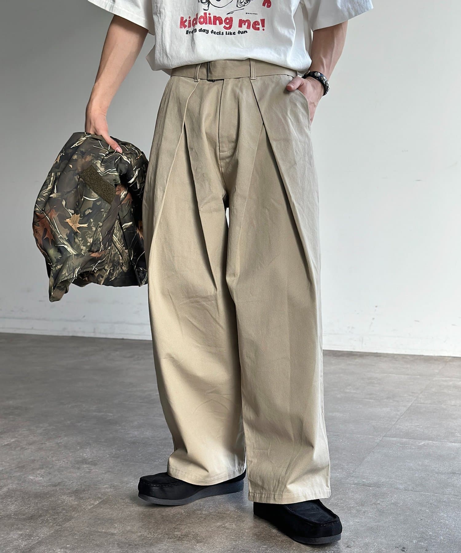 CPCM(シーピーシーエム) クロスタックベルト付きチノパンツ