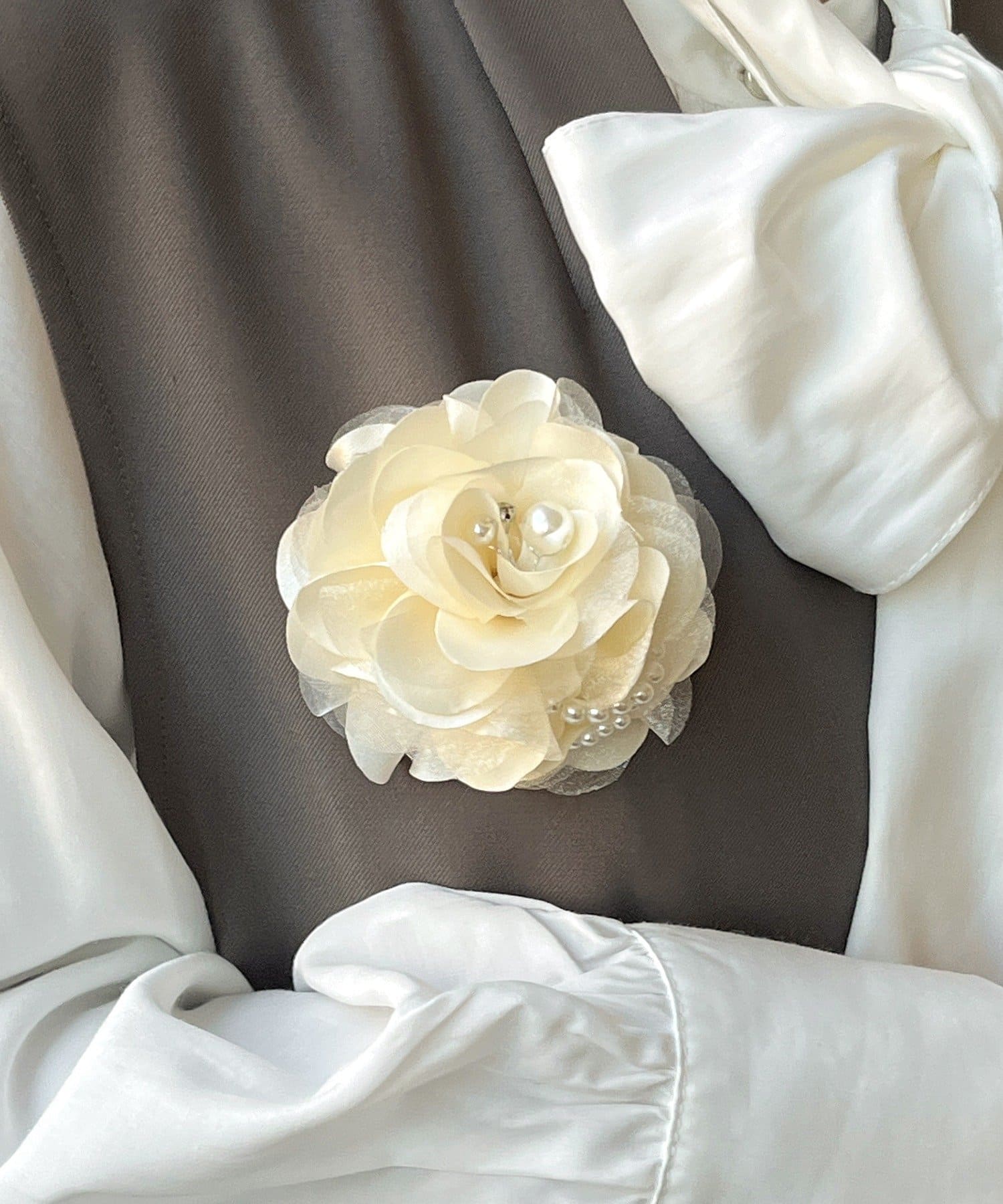 3COINS(スリーコインズ) ローズコサージュ