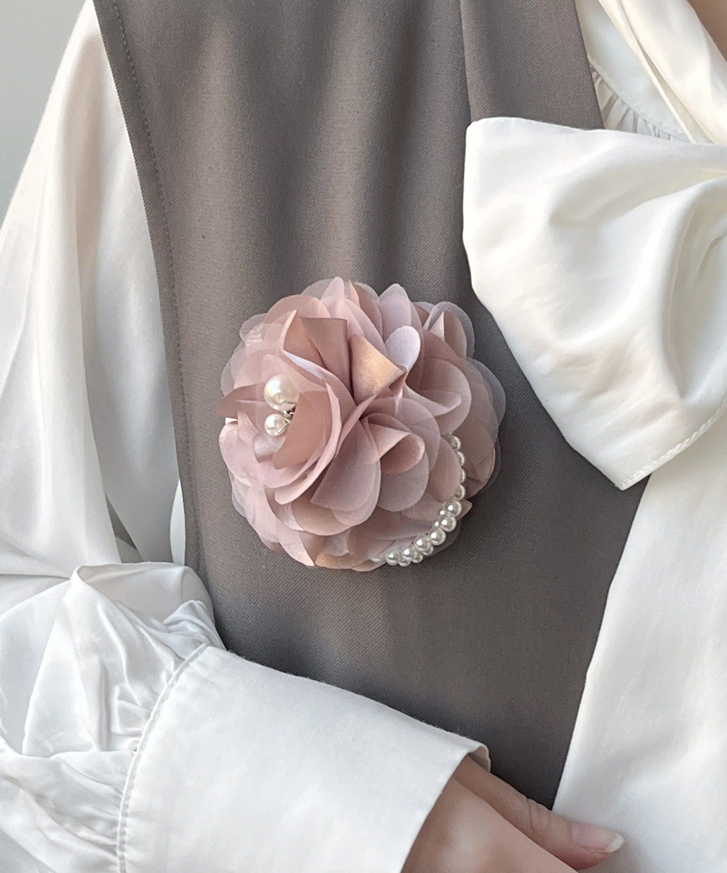 3COINS(スリーコインズ) ローズコサージュ