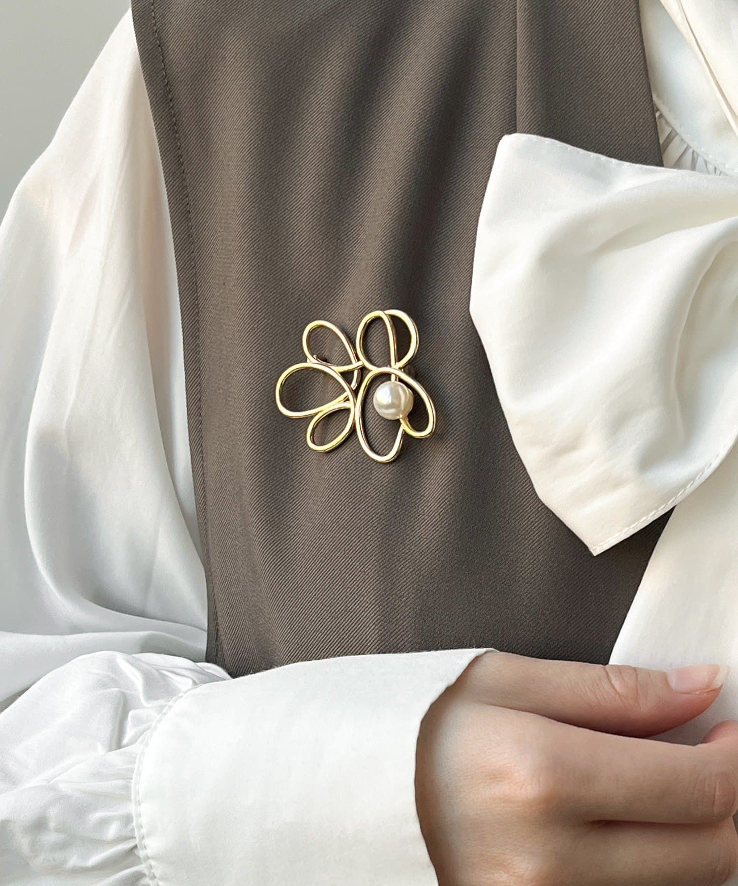 3COINS(スリーコインズ) ニュアンスパールブローチ