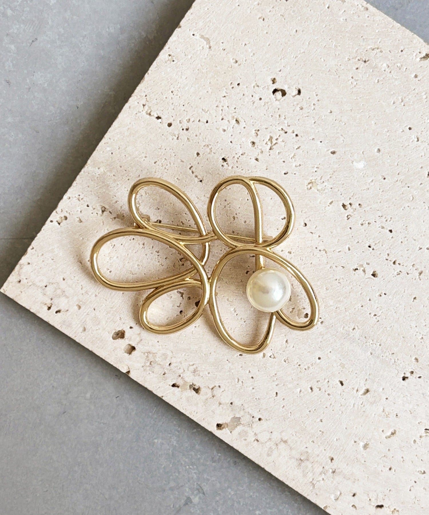 3COINS(スリーコインズ) ニュアンスパールブローチ