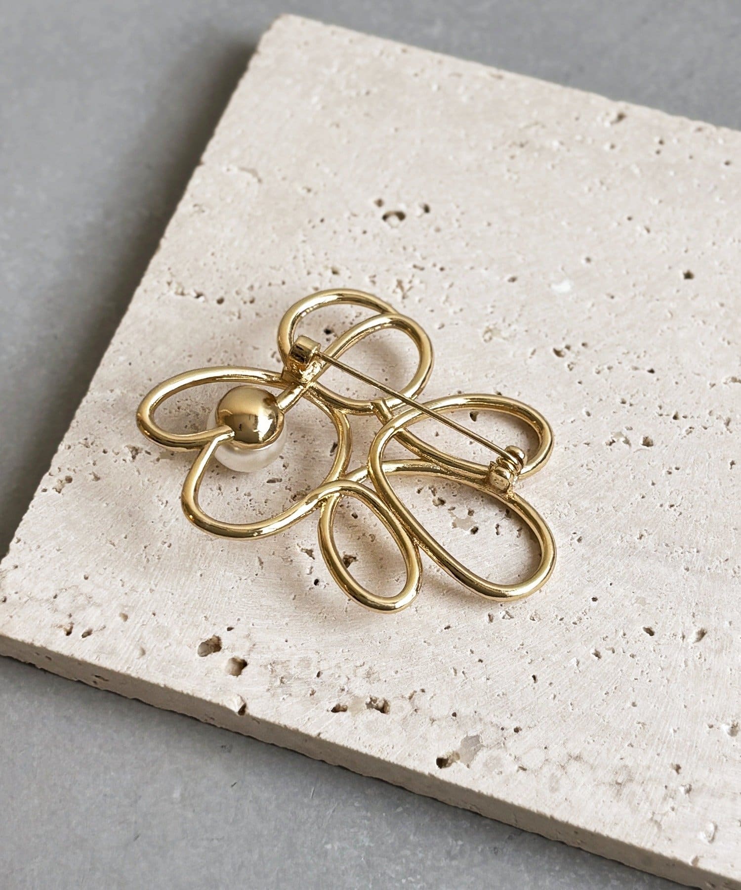 3COINS(スリーコインズ) ニュアンスパールブローチ